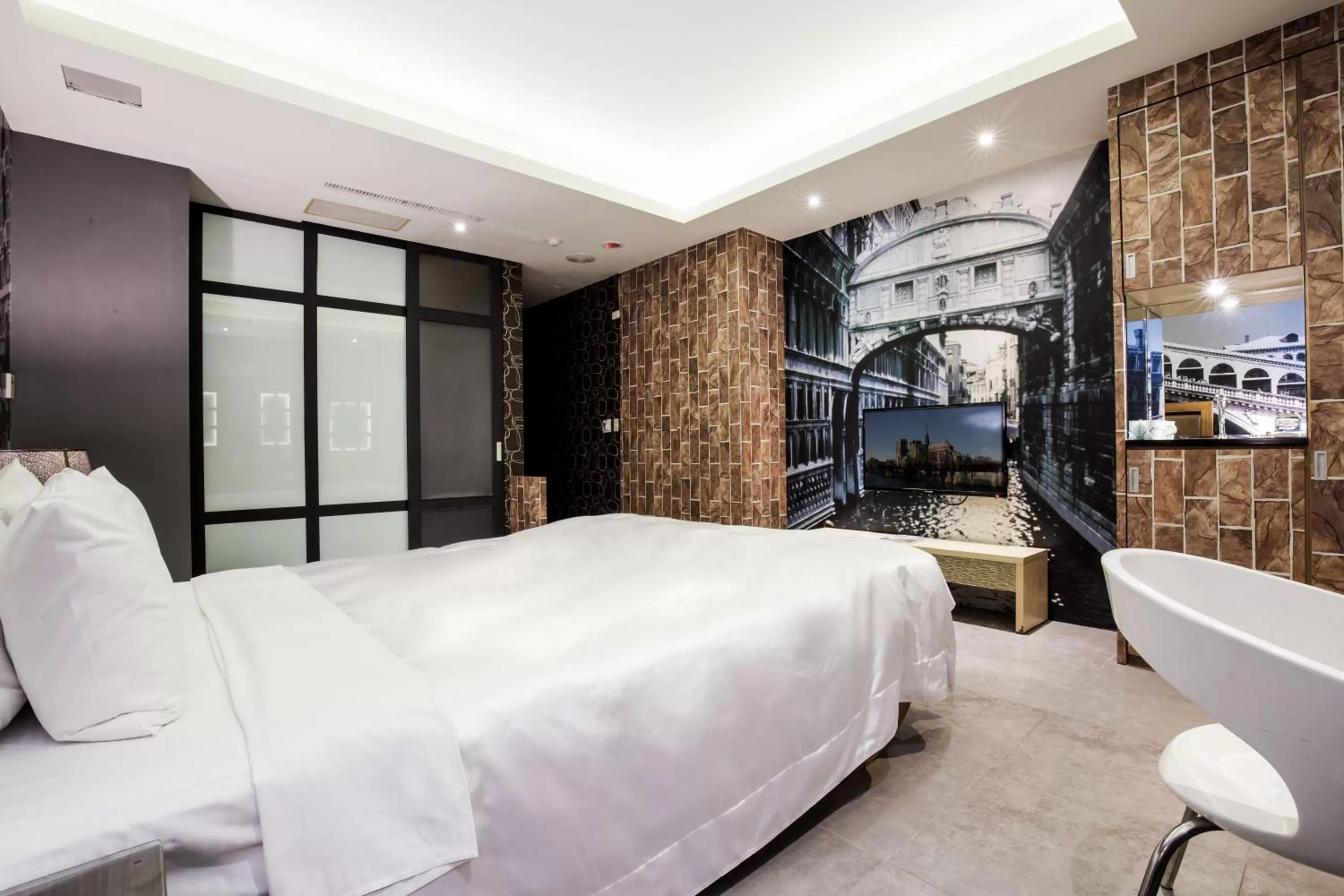 Photo of the whole room, Bed in Duo Romance Hotel