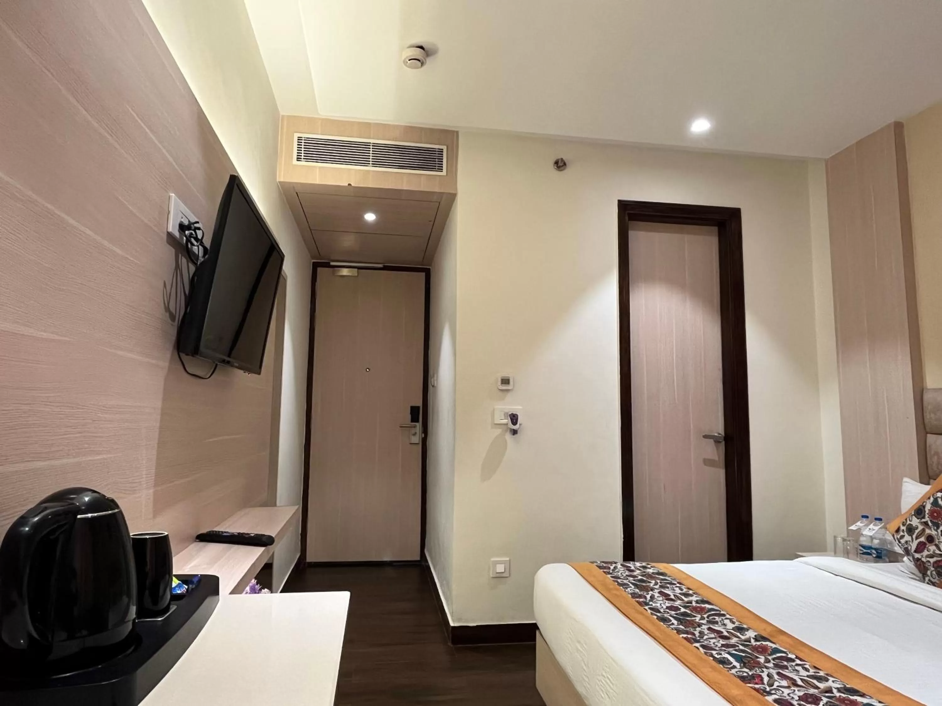 Photo of the whole room, Bed in RRV Hotel