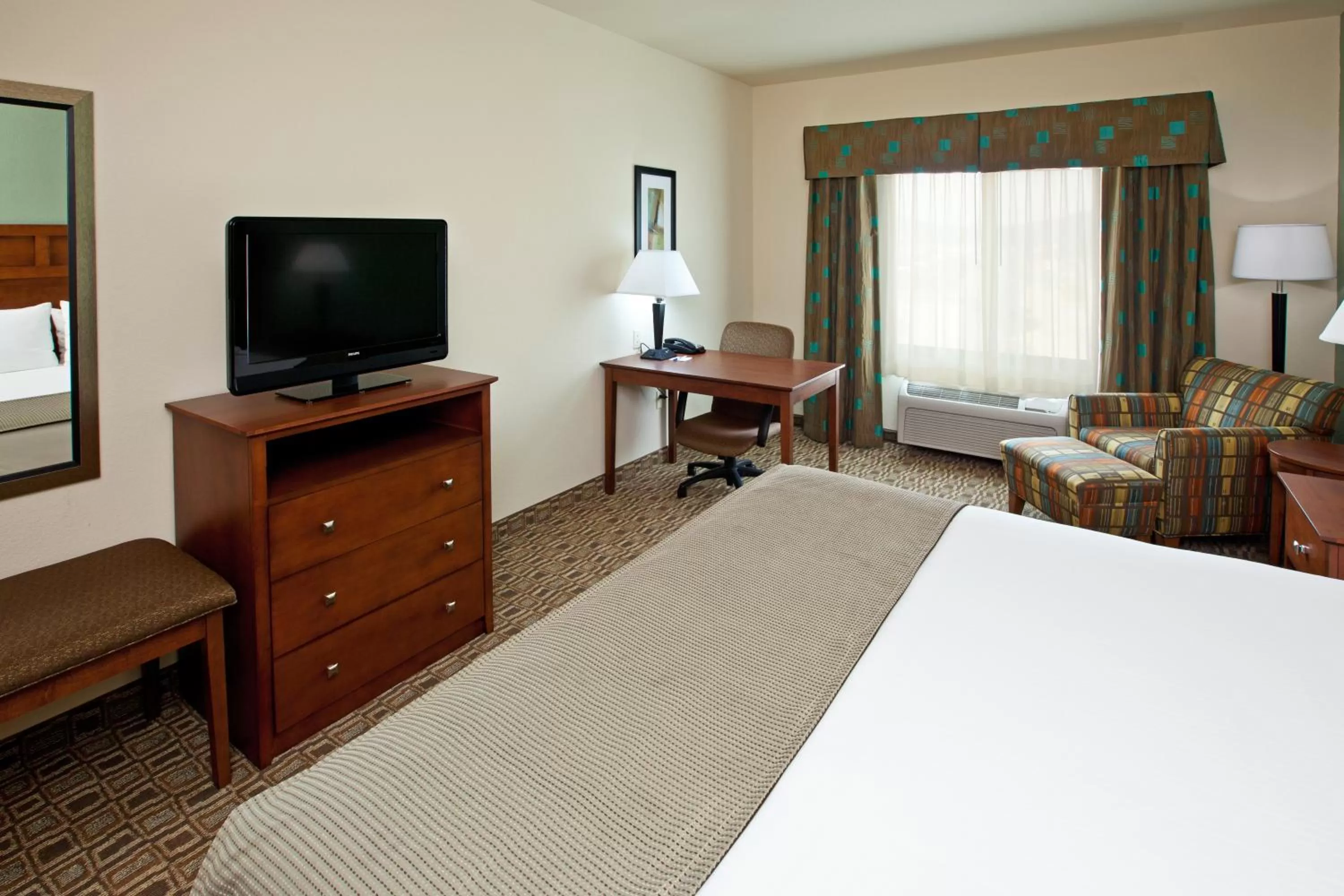 Photo of the whole room, Bed in Holiday Inn Express & Suites Ripley, an IHG Hotel
