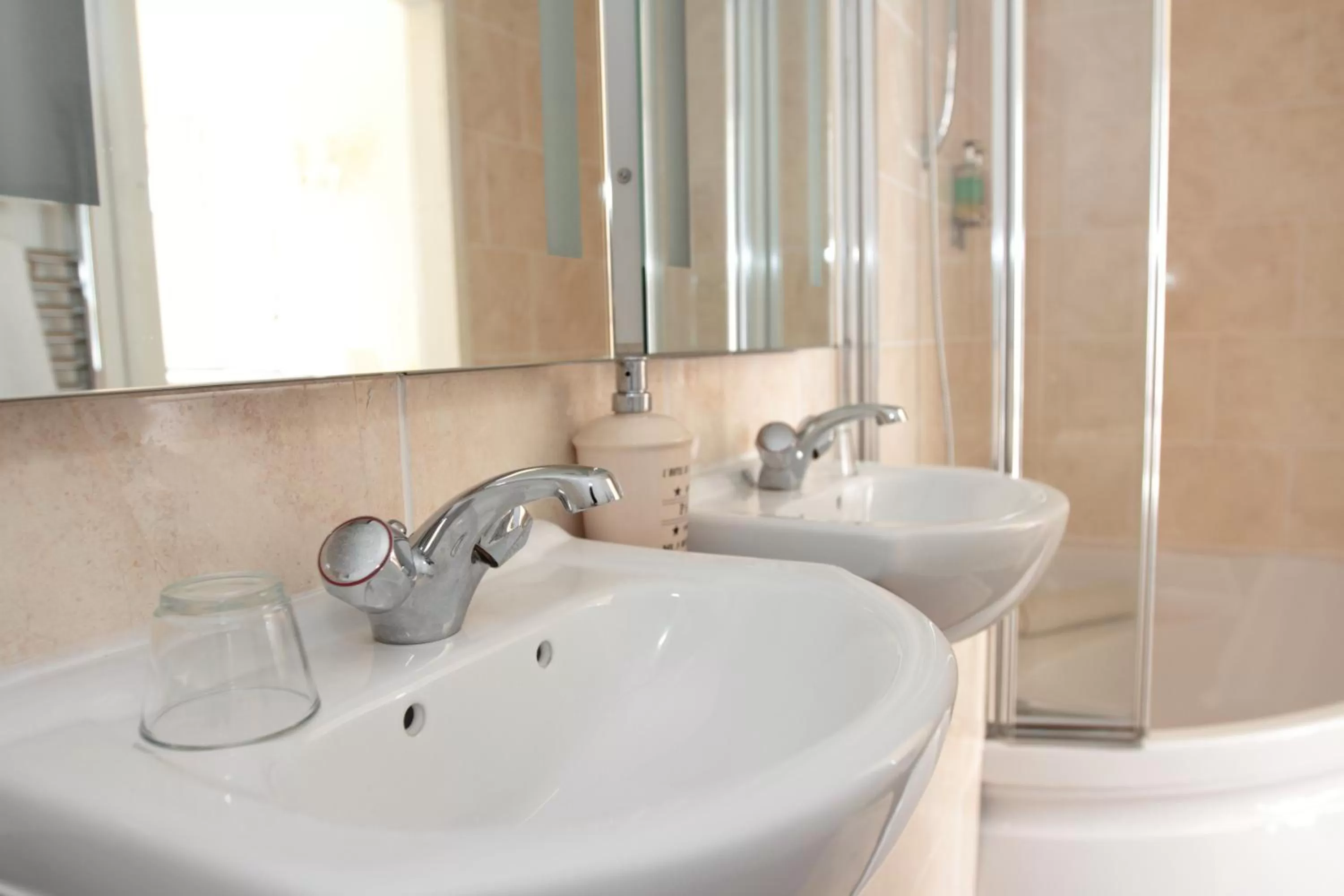 Bathroom in Thistle Hotel