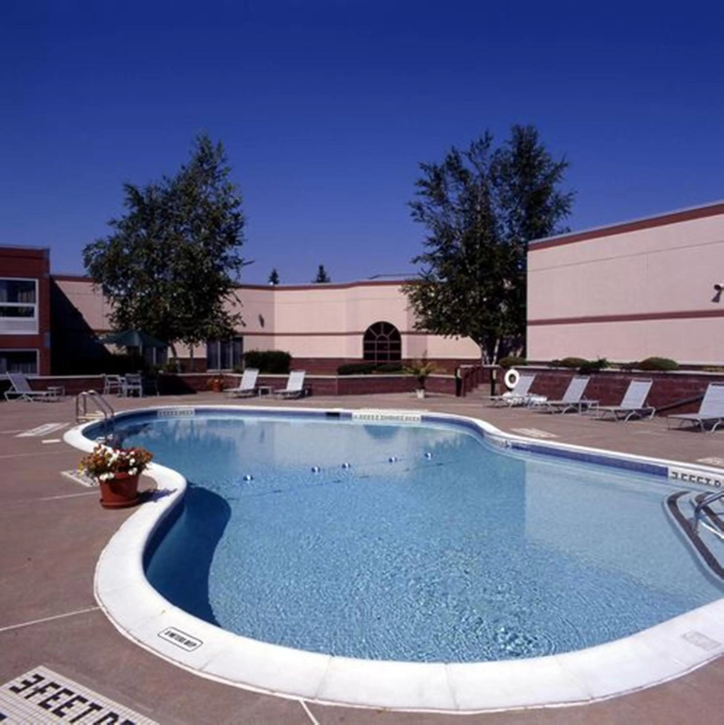 Swimming pool in Burrstone Inn, an Ascend Collection Hotel