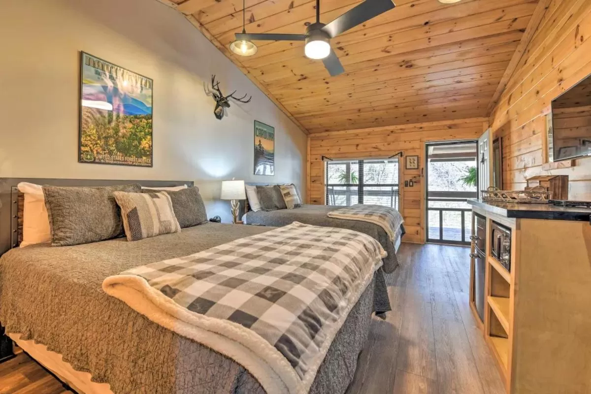 Bed in The Lodge Nantahala River