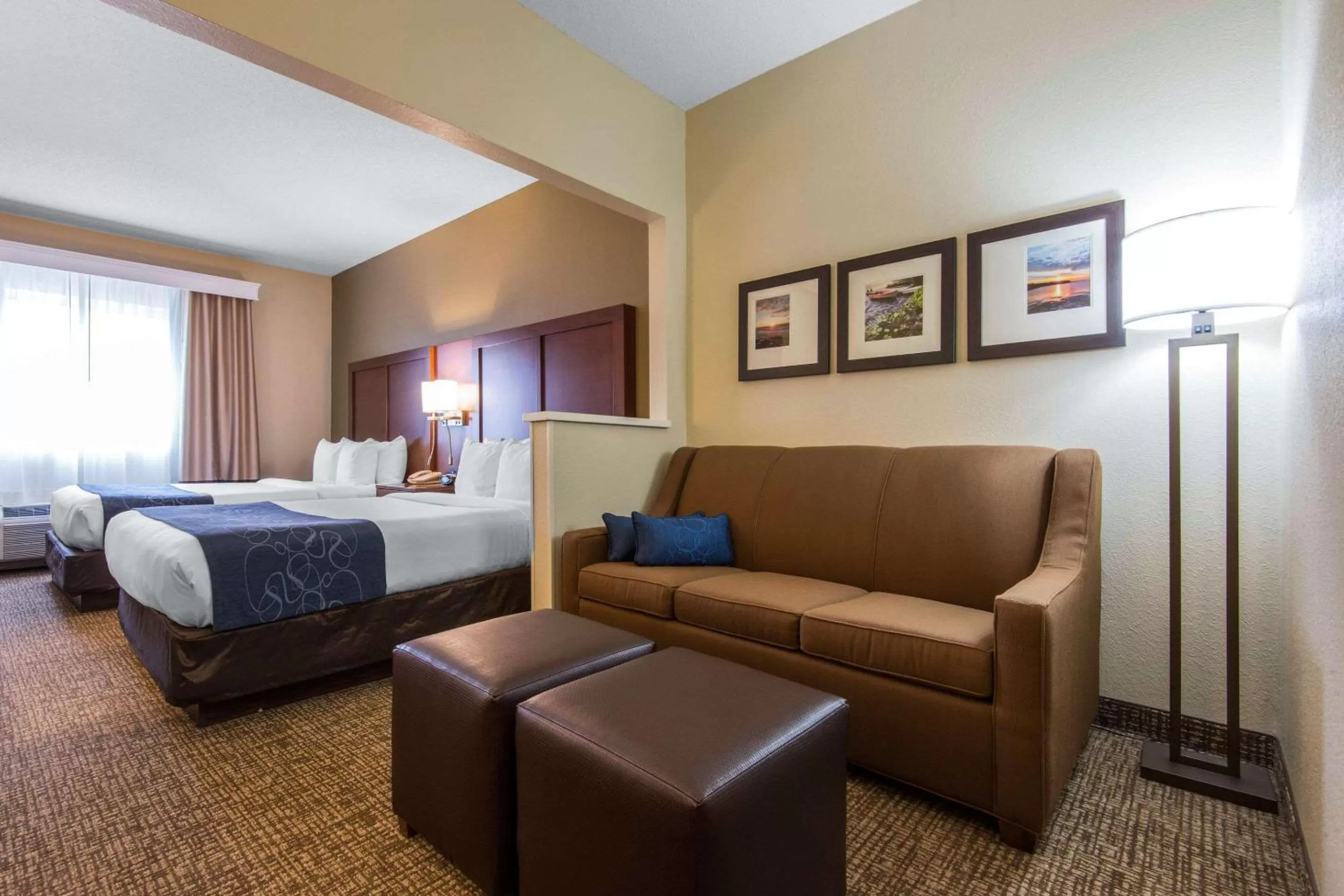 Photo of the whole room, Bed in Comfort Suites Rochester Henrietta University Area