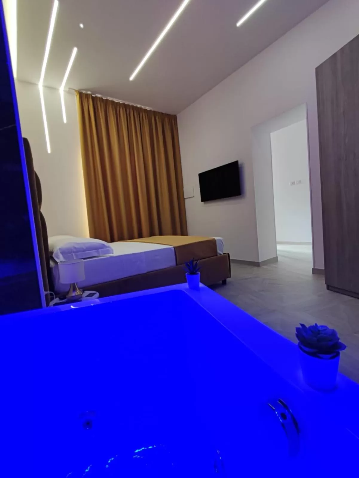 Bed in Twin Towers Naples Luxury