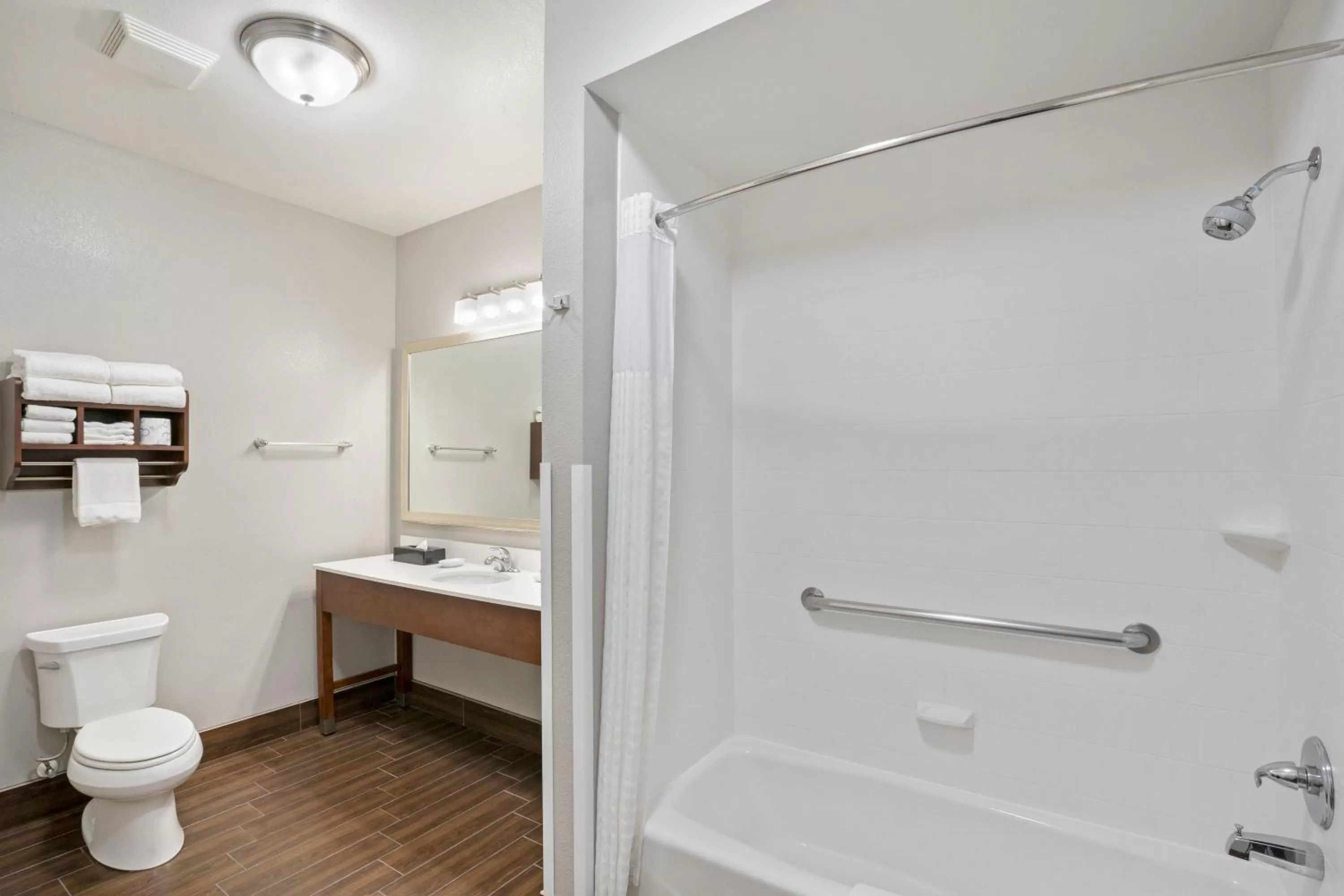Bathroom in La Quinta by Wyndham Houston NW Beltway8/WestRD