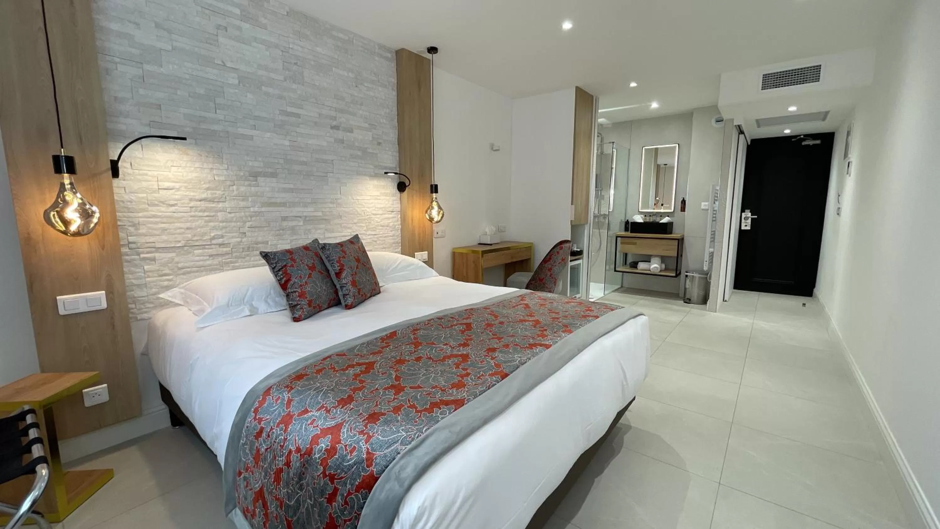 Photo of the whole room in Le Confidentiel Hôtel & SPA