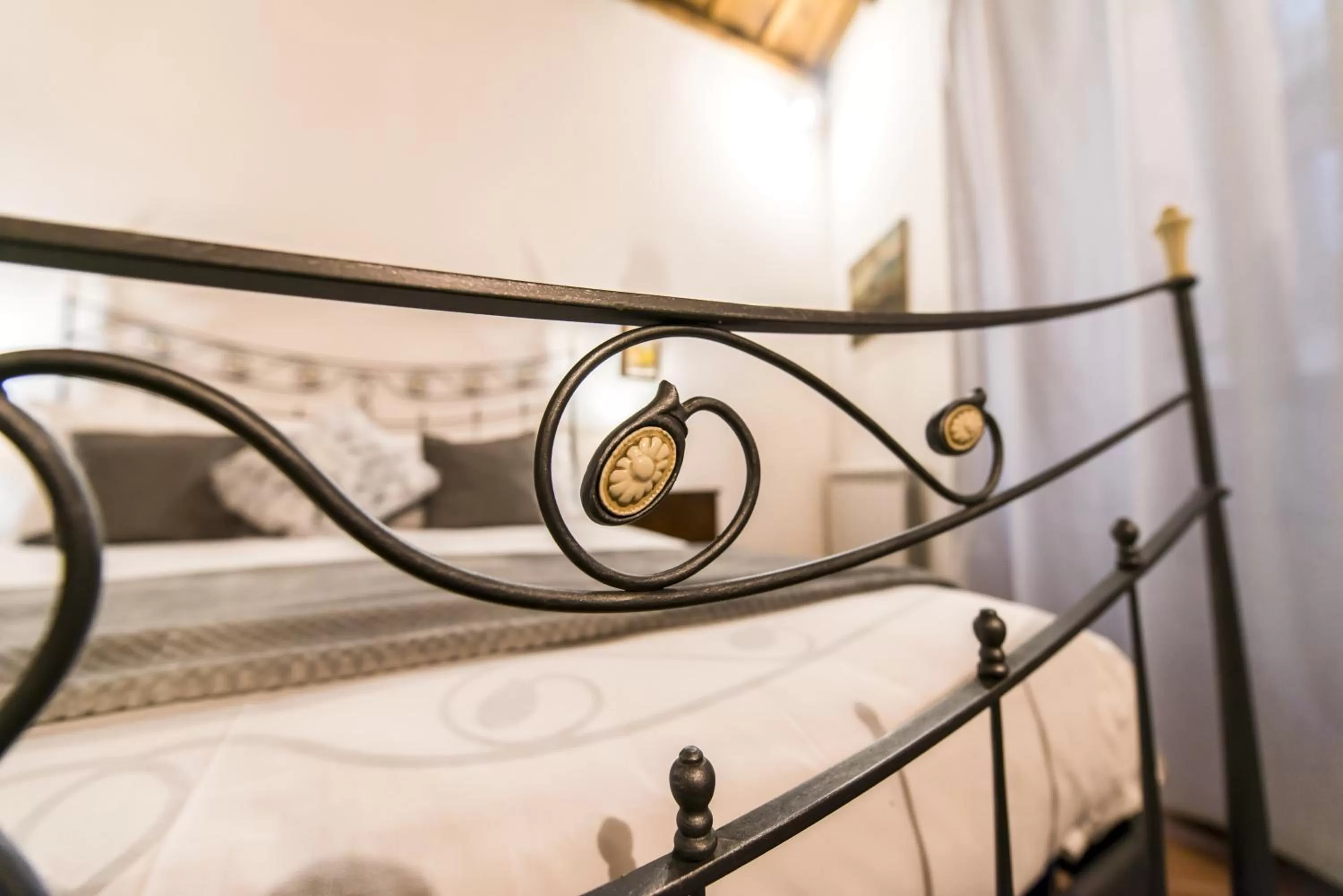 Decorative detail, Bed in Vicolo dell'Aquila - Residenze Romanae