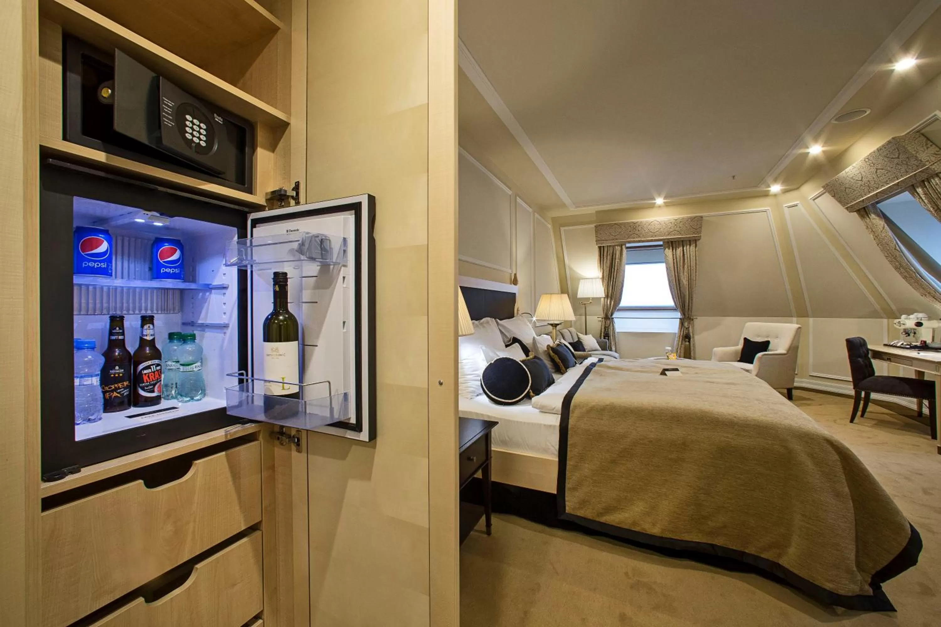 Food and drinks, Bed in Wilson Palace by LOFT