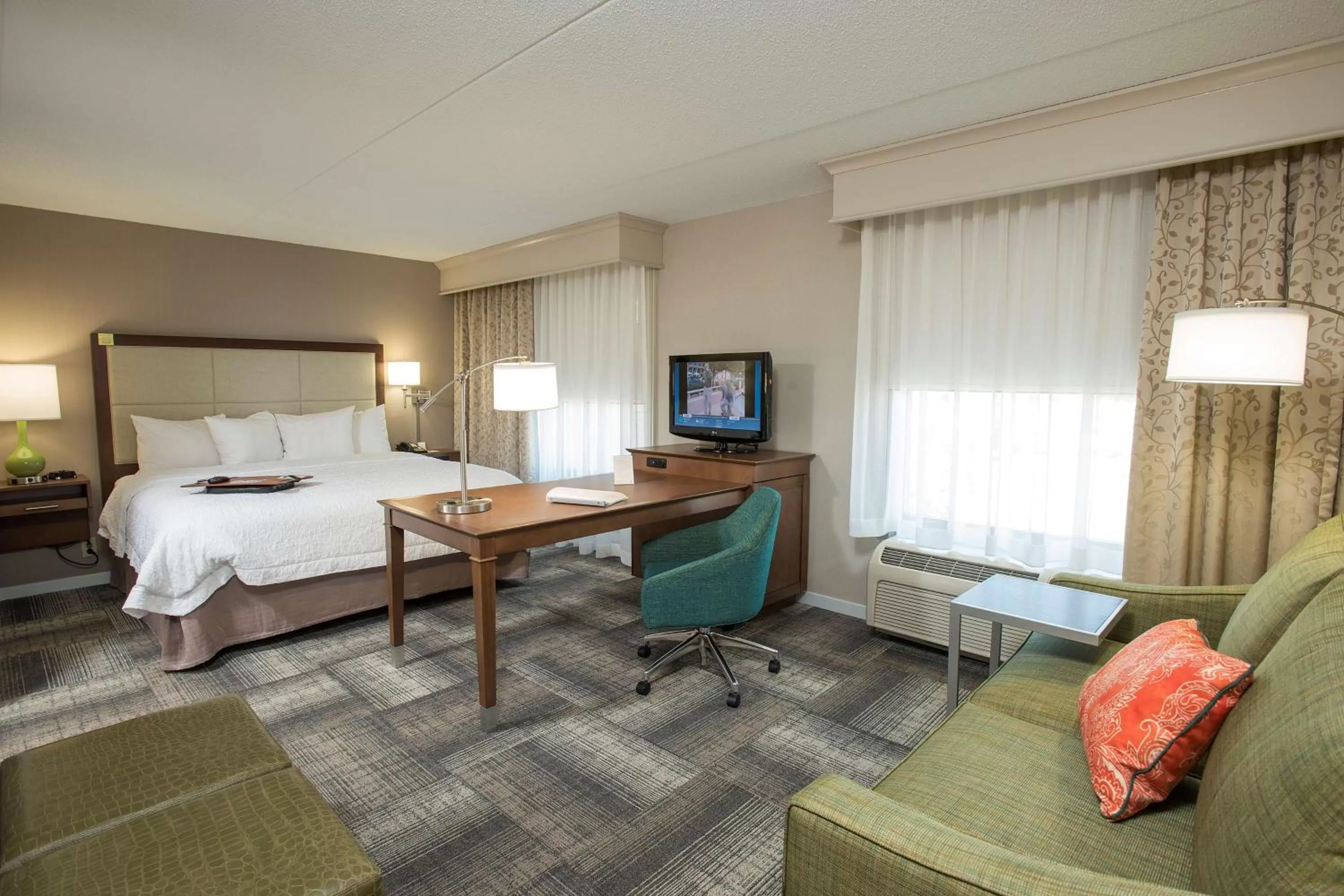 Bedroom, Bed in Hampton Inn & Suites Cincinnati-Union Centre