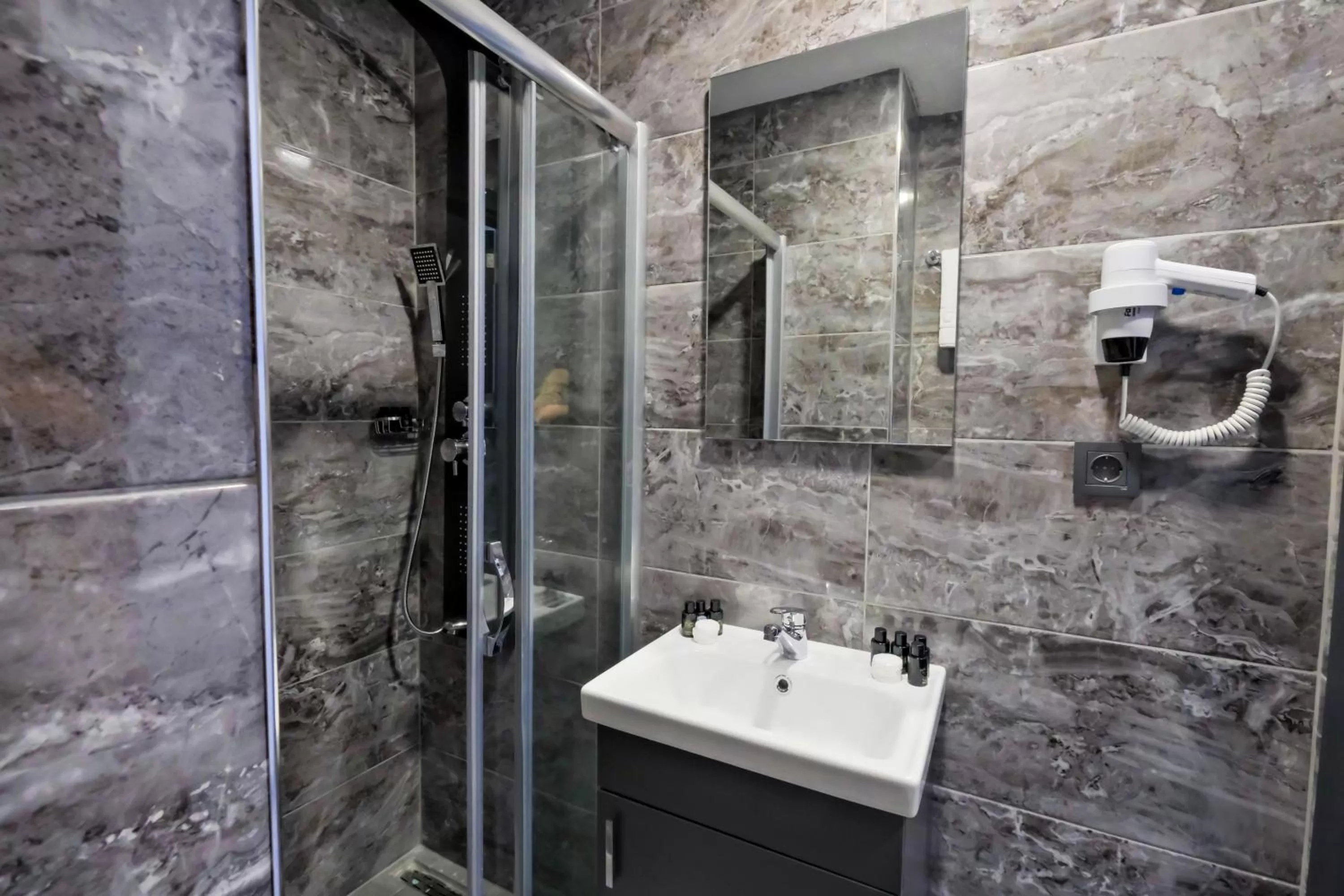 Shower in The Queen Hotel