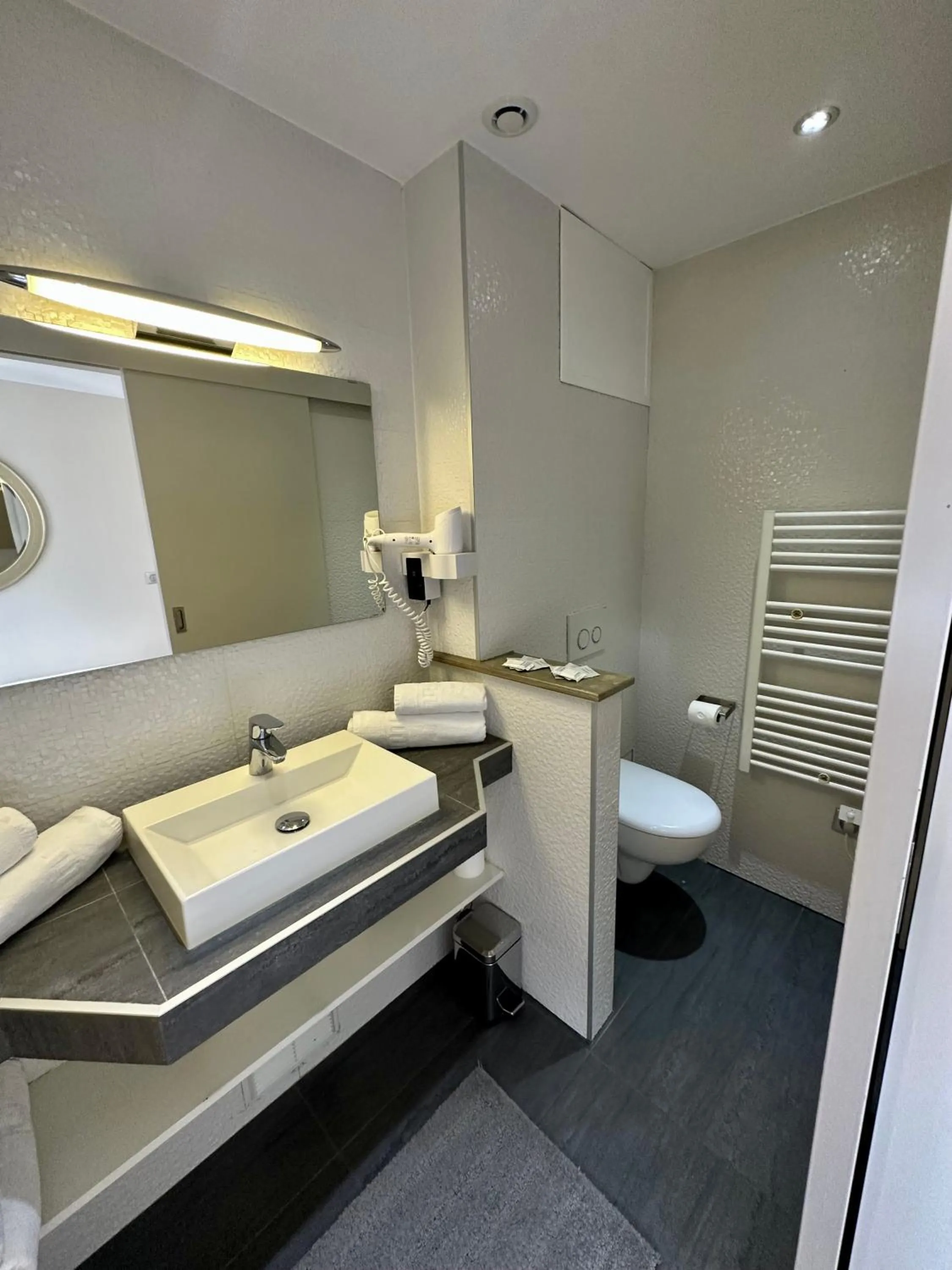 Bathroom in Hotel Nation Montmartre