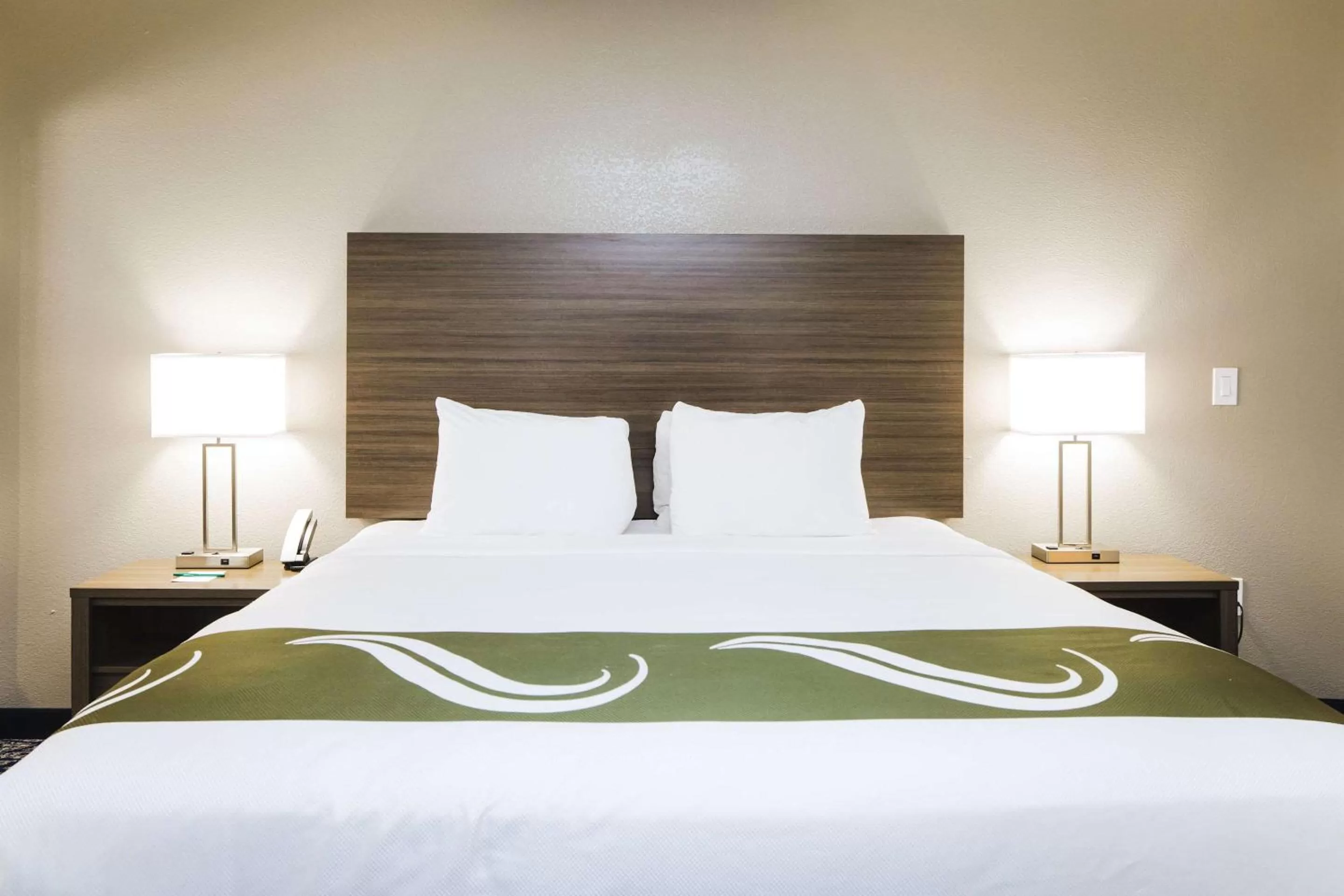 Bedroom, Bed in Quality Suites Houston Hobby Airport