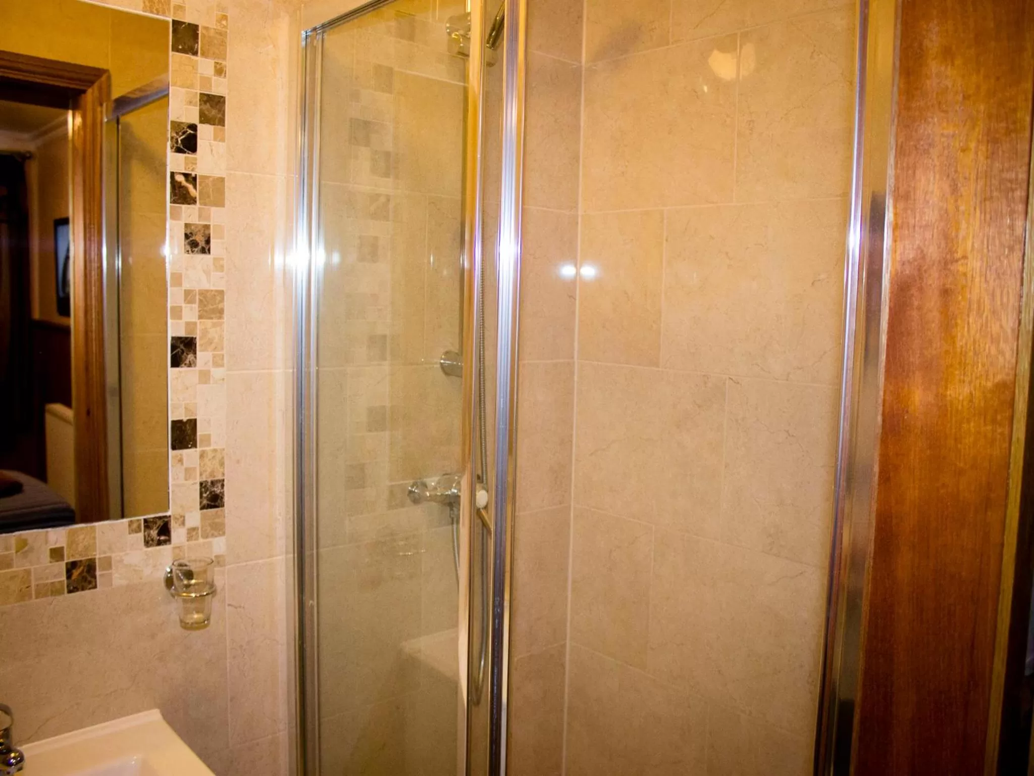 Bathroom in Cricklewood Lodge Hotel