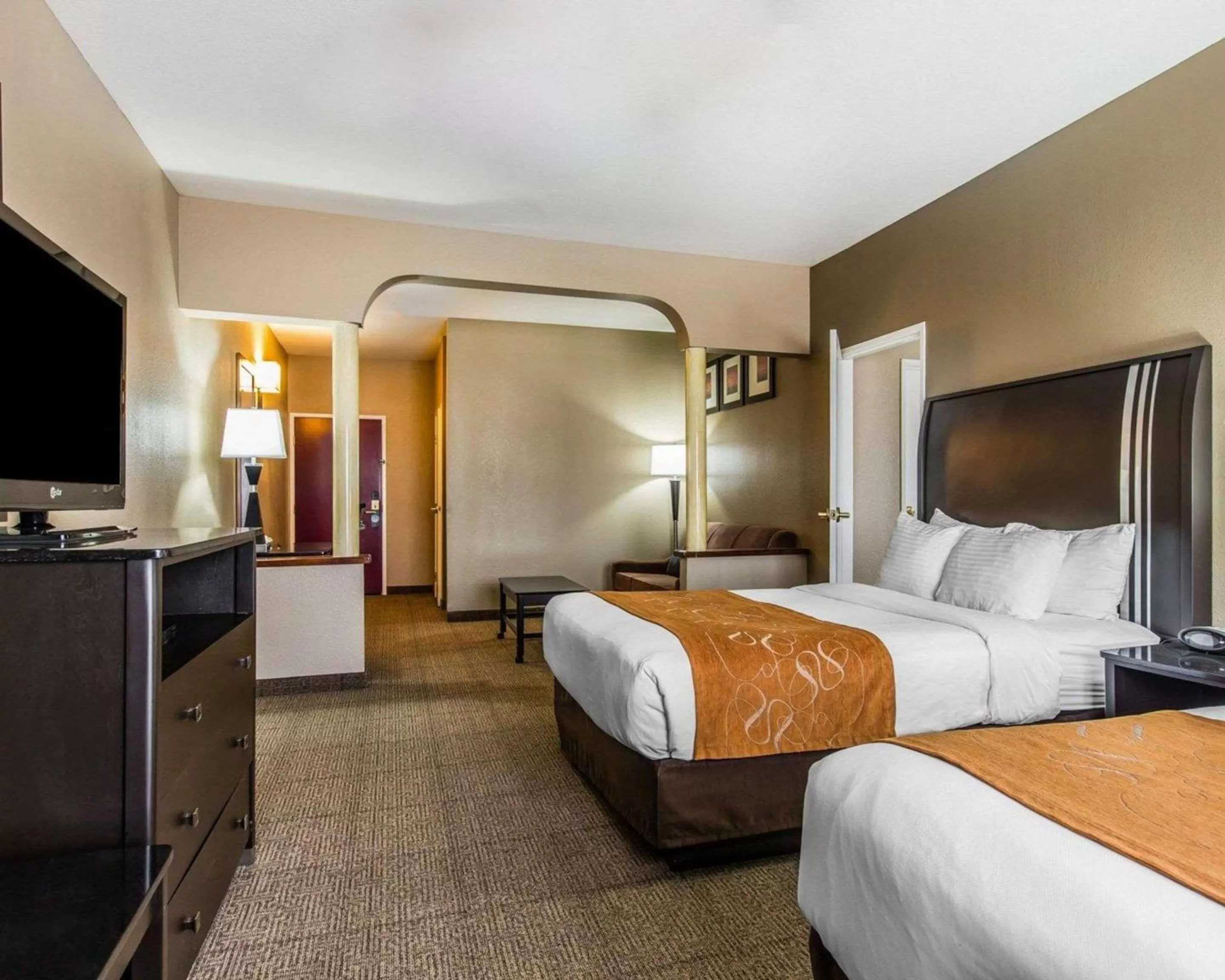 Bedroom, Bed in Comfort Suites Bakersfield