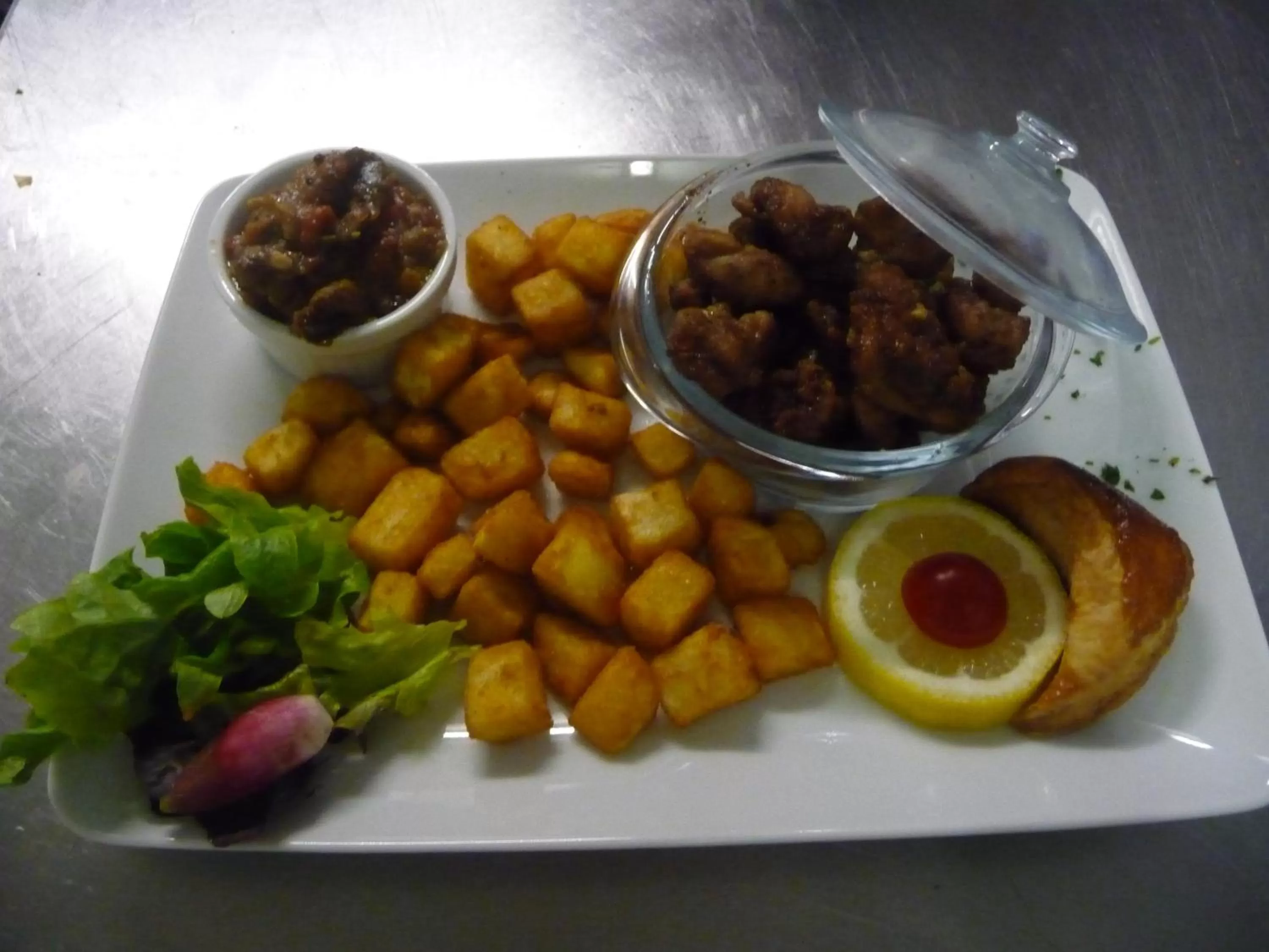 Food and drinks in Hôtel Les Tilleuls de Pareloup à Salles-Curan