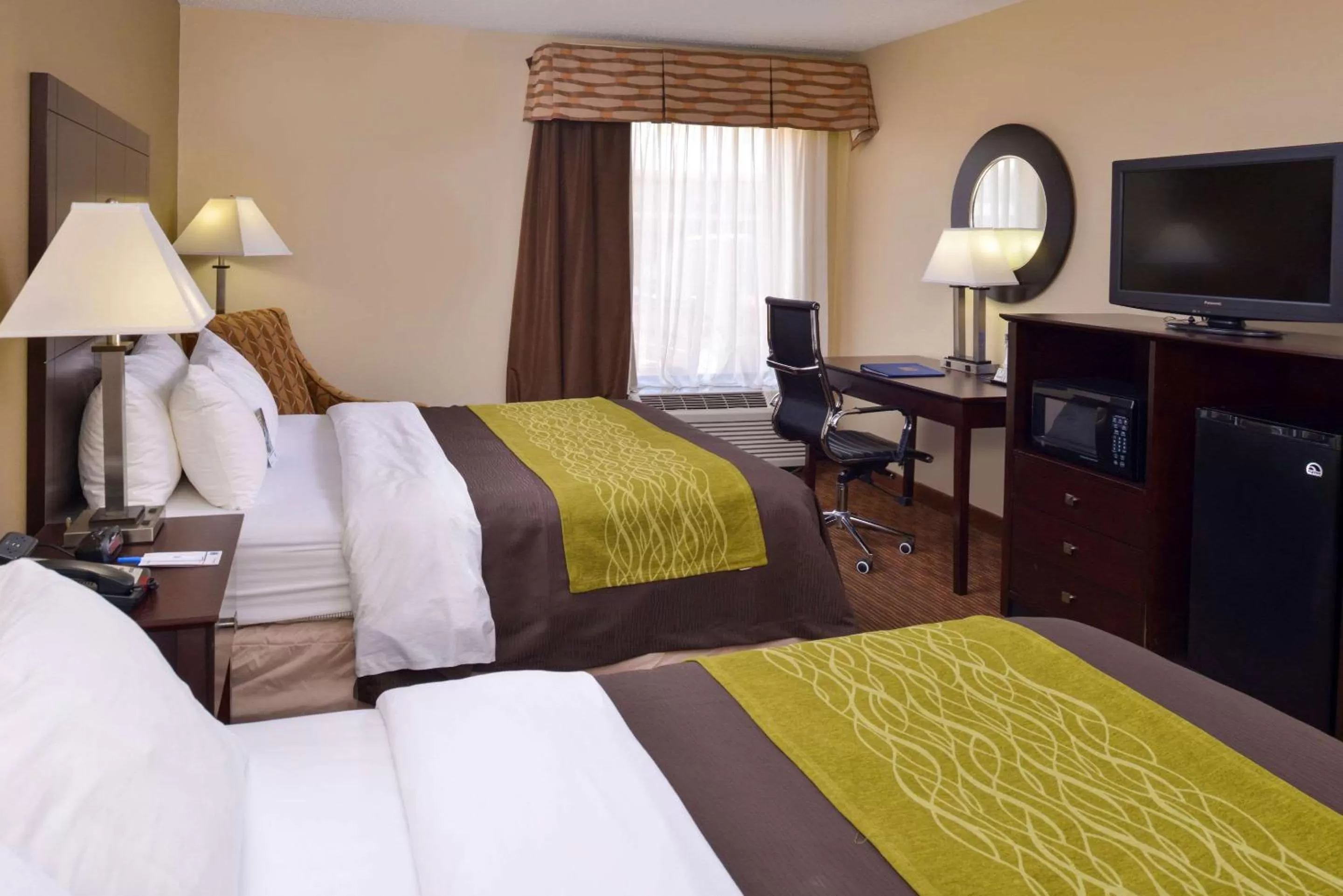Photo of the whole room, Bed in Holiday Inn Express & Suites Joplin Southeast by IHG