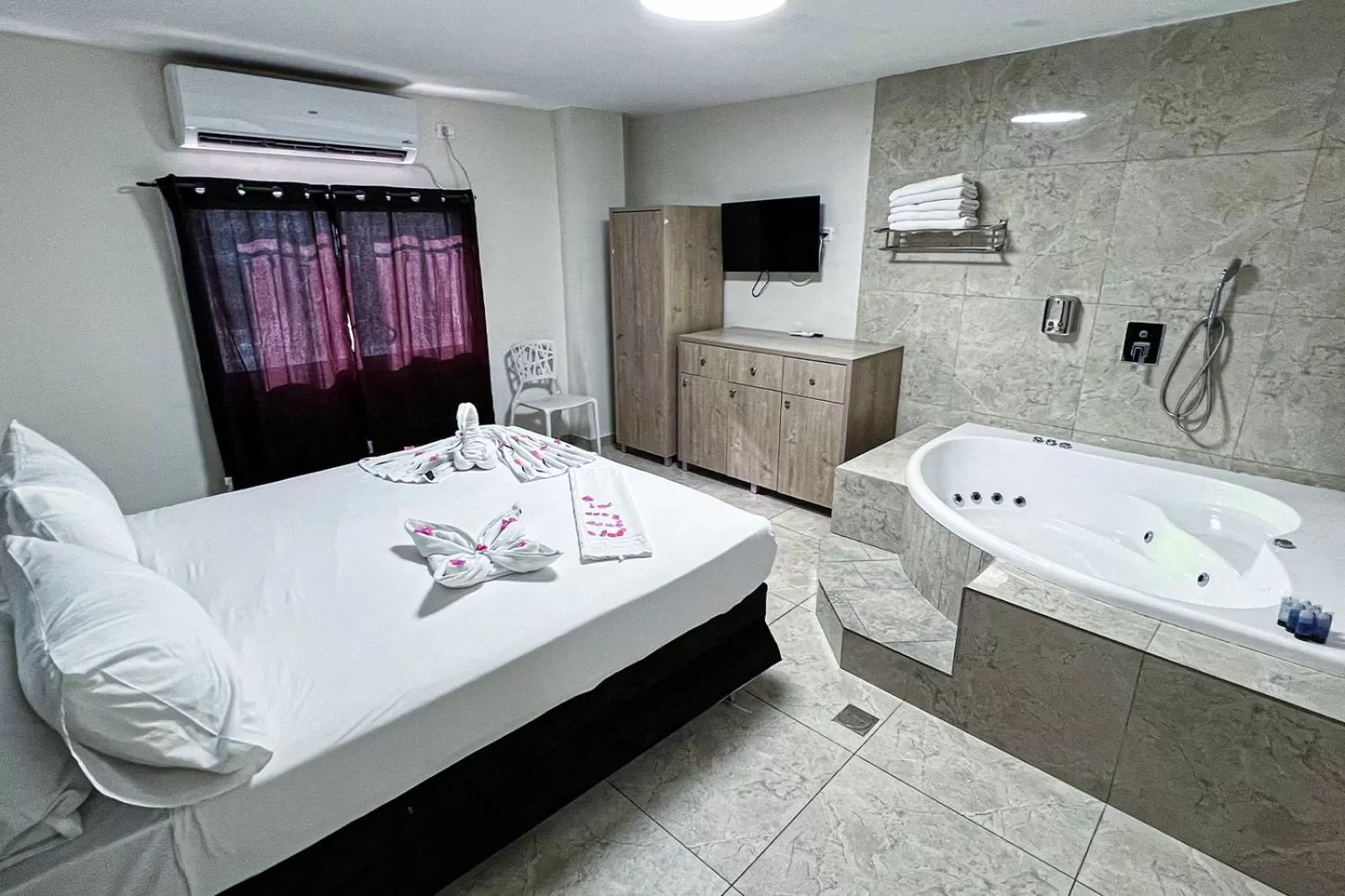 Bedroom, Bed in Hotel Maman