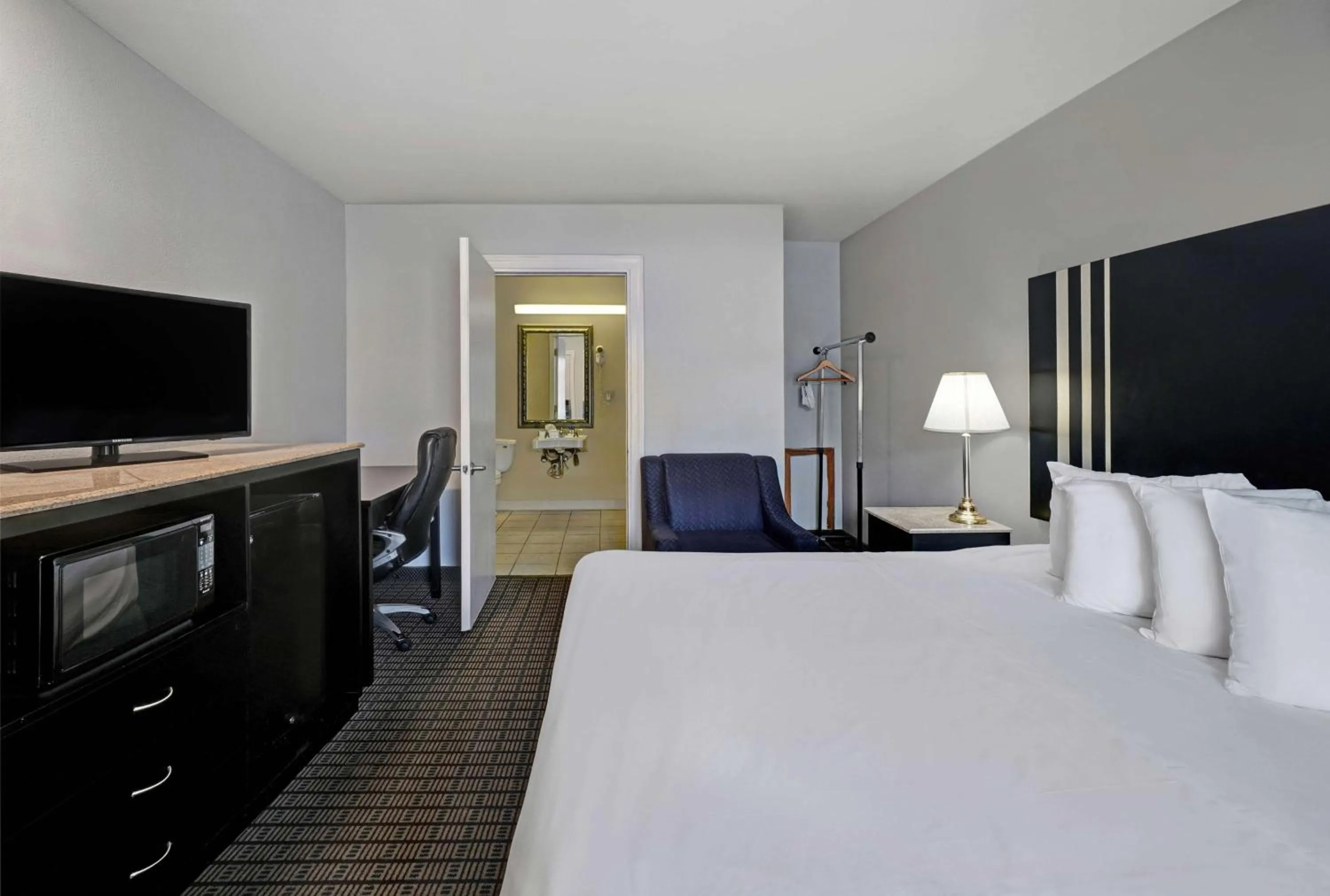 Photo of the whole room, Bed in Motel 6 Washington, PA