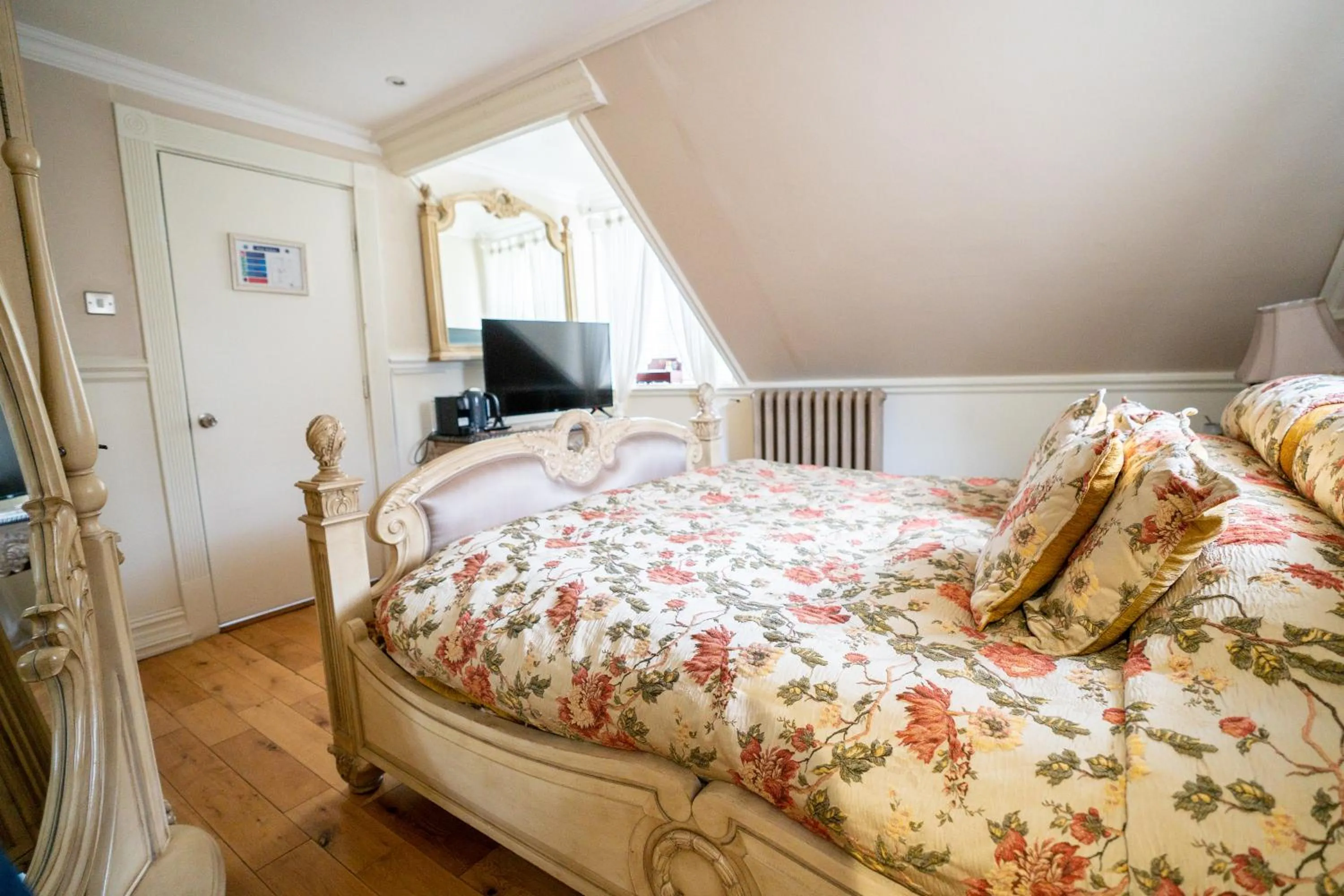 TV and multimedia in Berwick Lodge