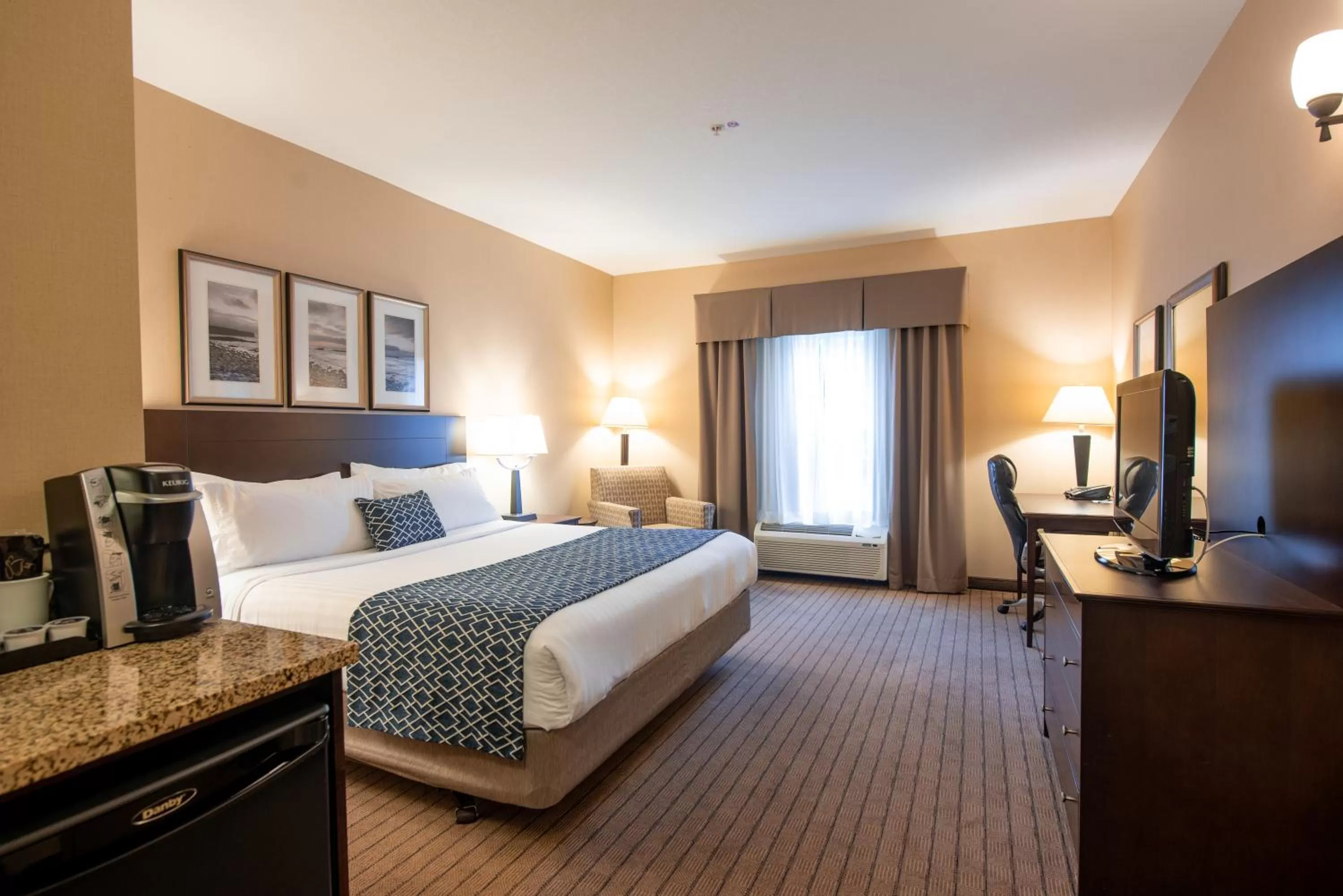 TV and multimedia, Bed in Bayview Hotel