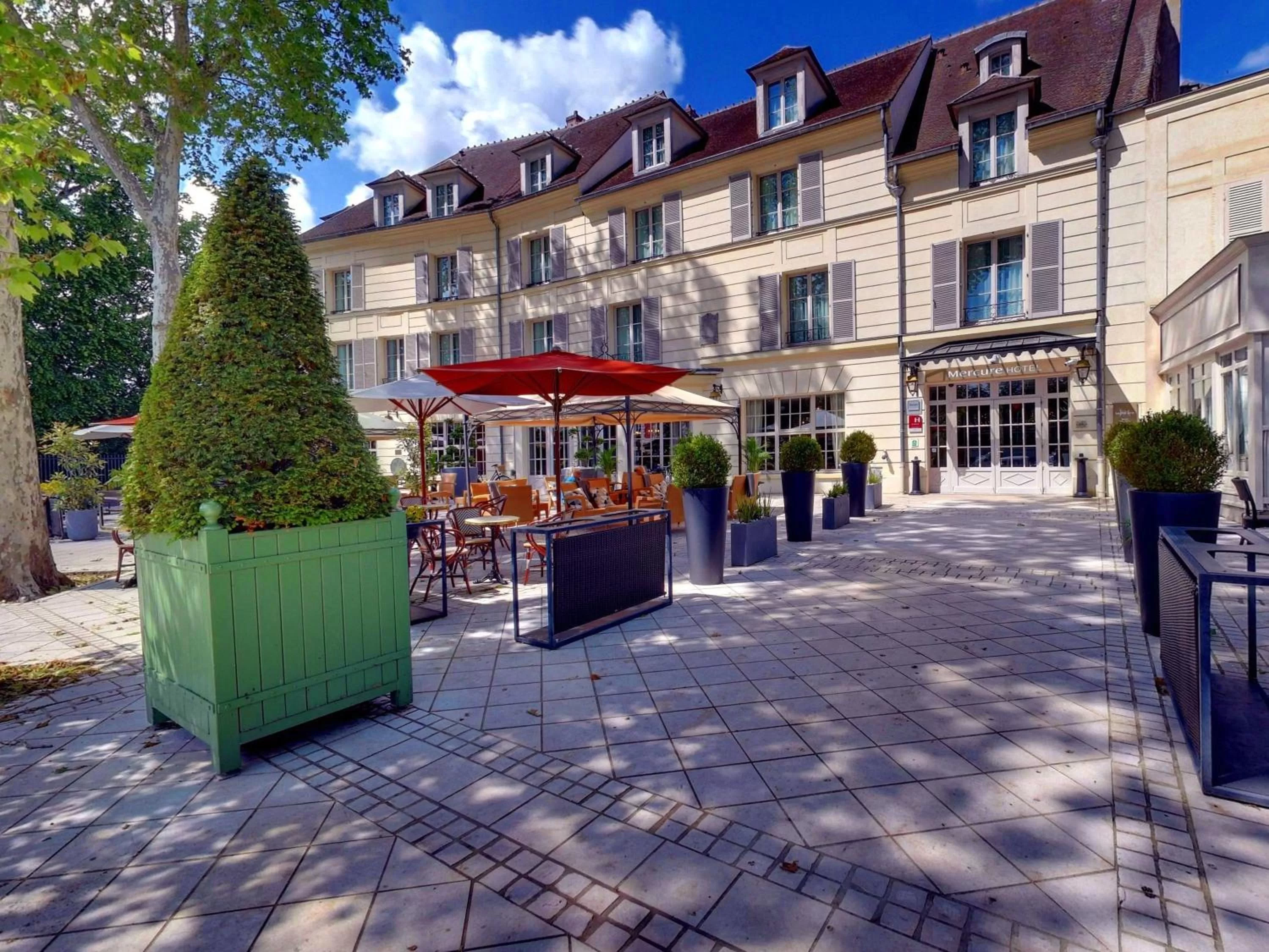 Patio in Mercure Rambouillet Relays Du Château