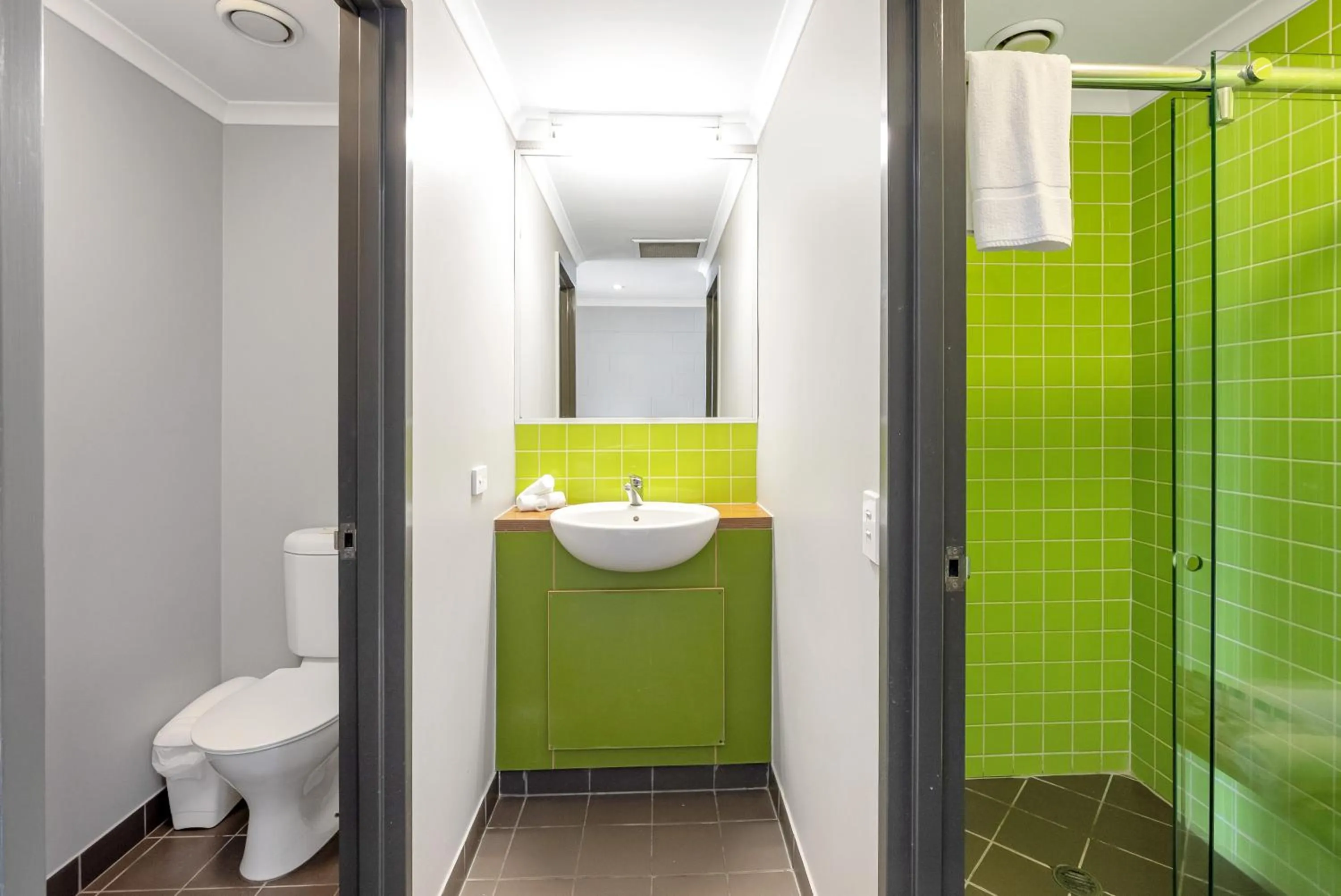 Shower in Gilligan's Hotel & Resort Cairns