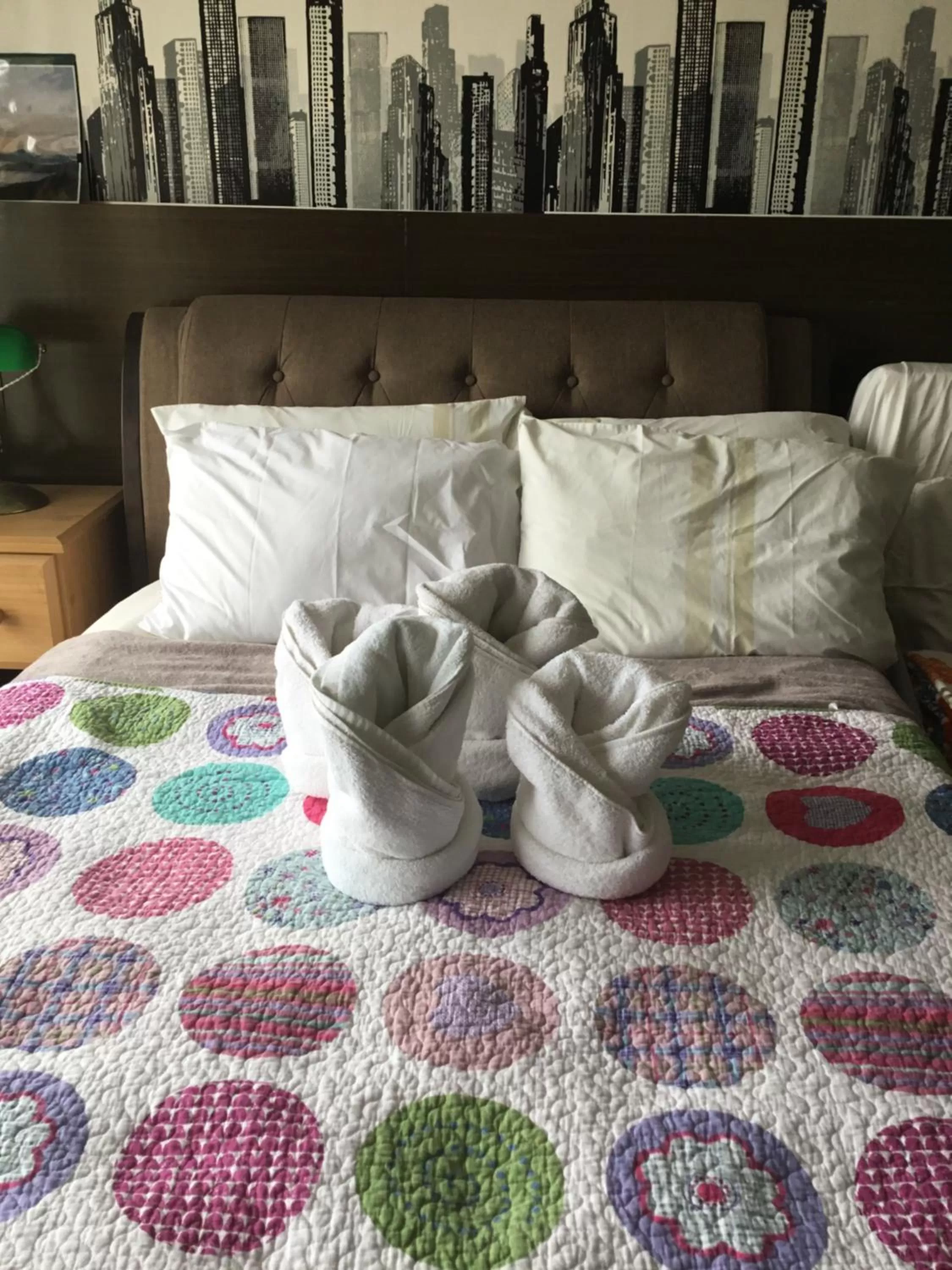 Bed in Condo with Free Swimming Pool & Viewing Deck