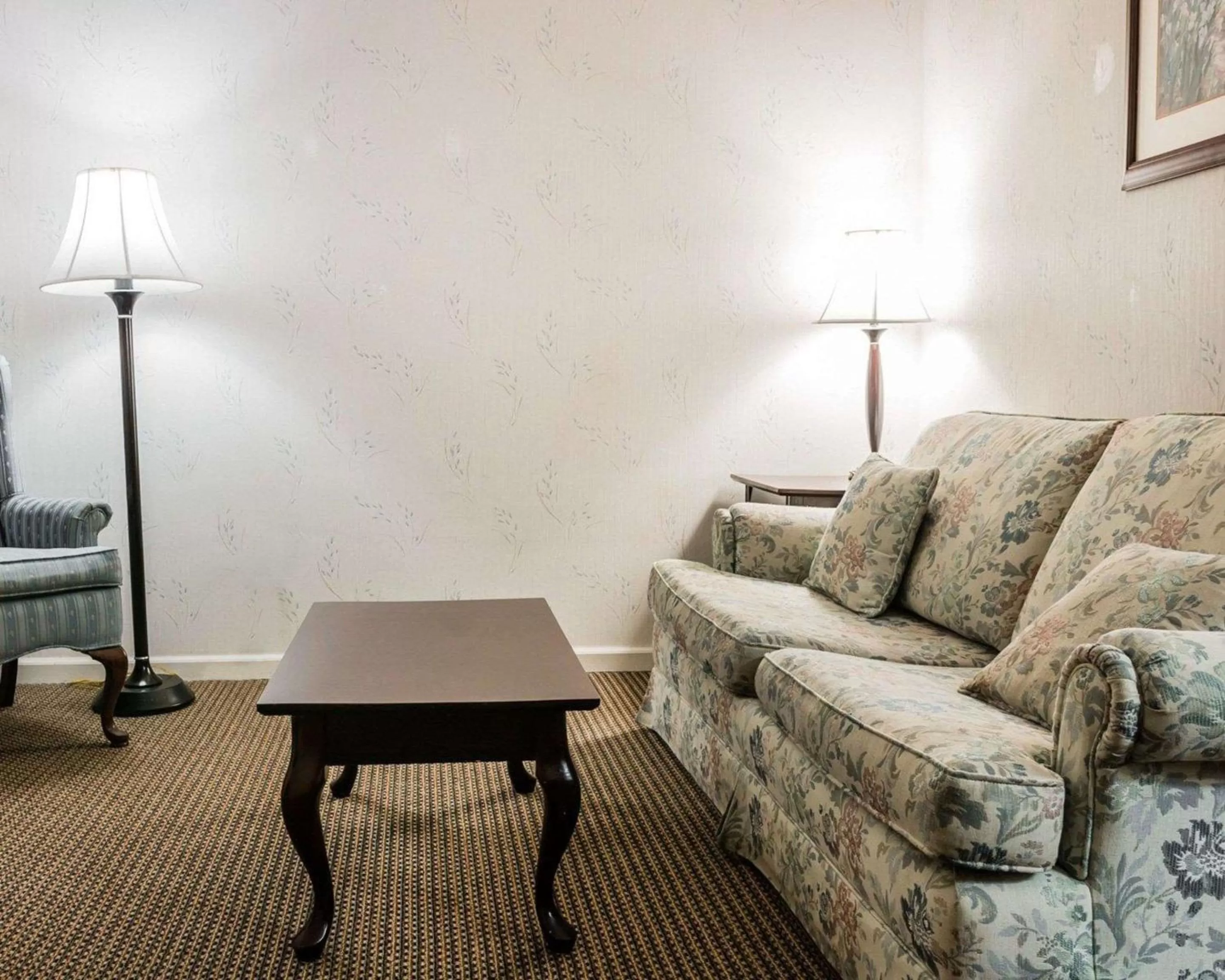 Photo of the whole room in Econo Lodge & Suites Grand Rapids Airport