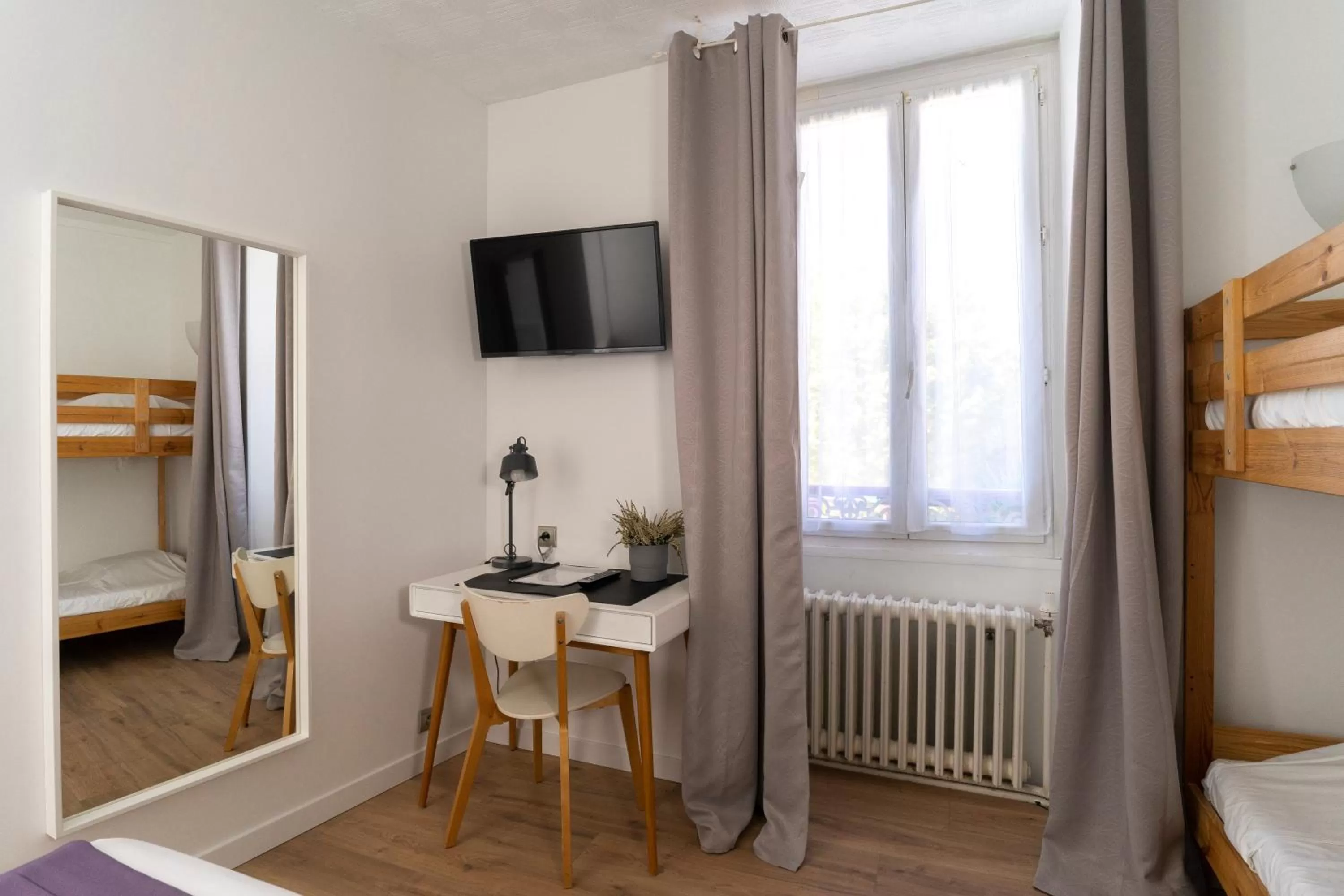 TV and multimedia, Bed in Hôtel du Midi