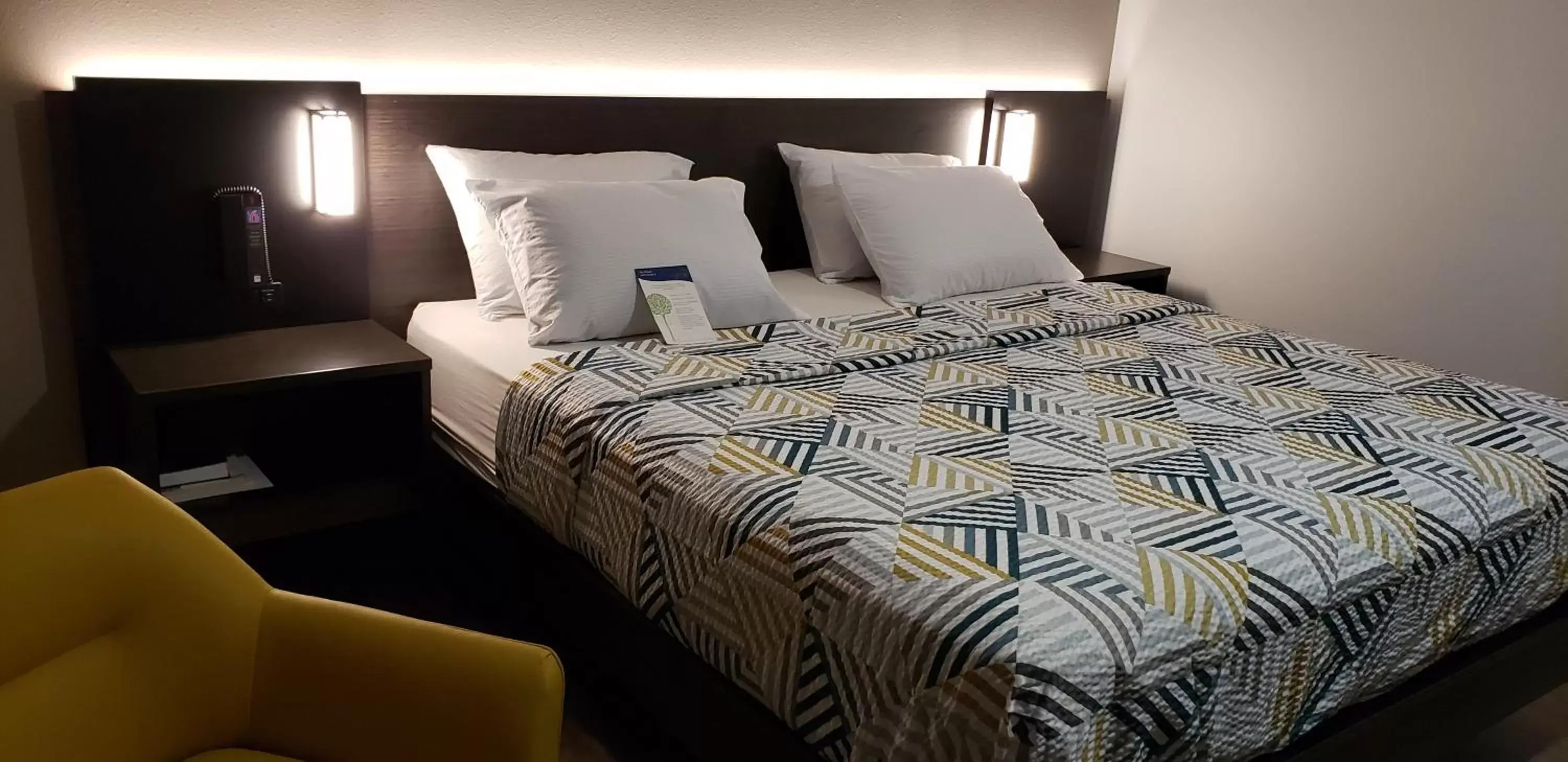 Deluxe King Room - Non-Smoking in Motel 6-Kewanee, IL Deluxe King Room - Non-Smoking in Motel 6-Kewanee, IL