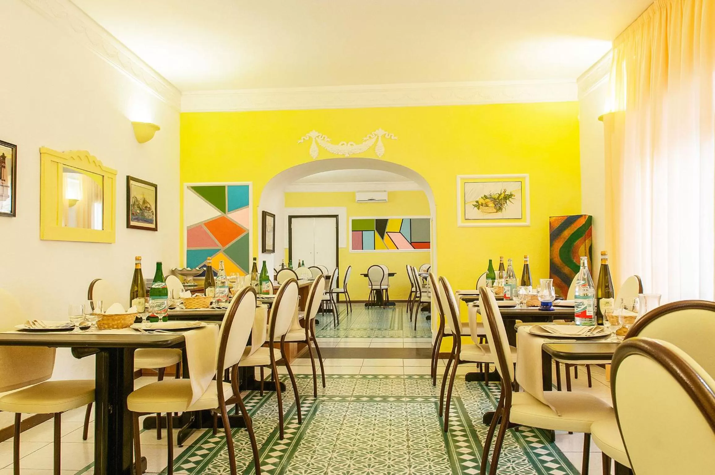 Restaurant/places to eat in Hotel Annabelle