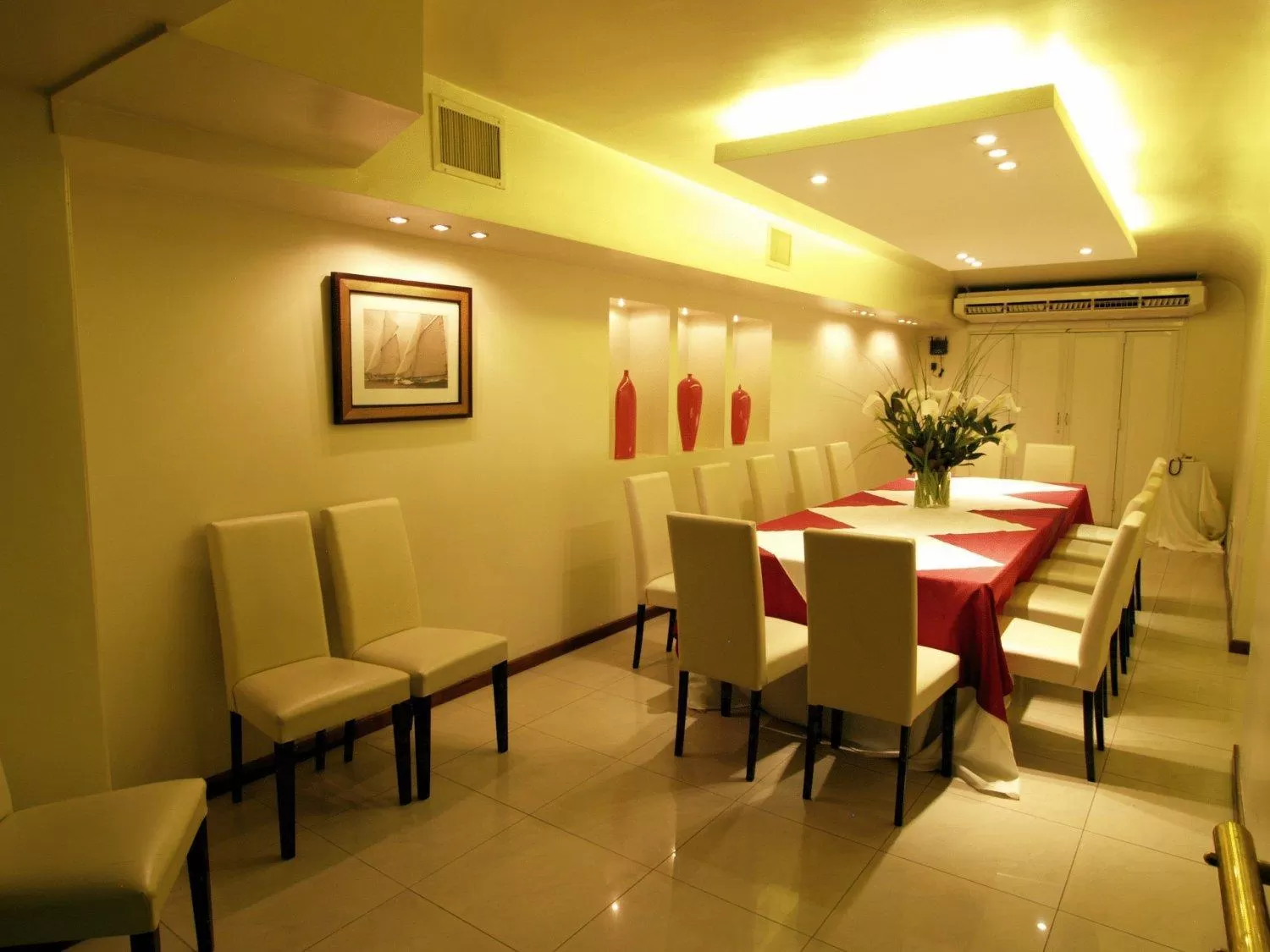 Business facilities, Restaurant/Places to Eat in Hotel Metropol