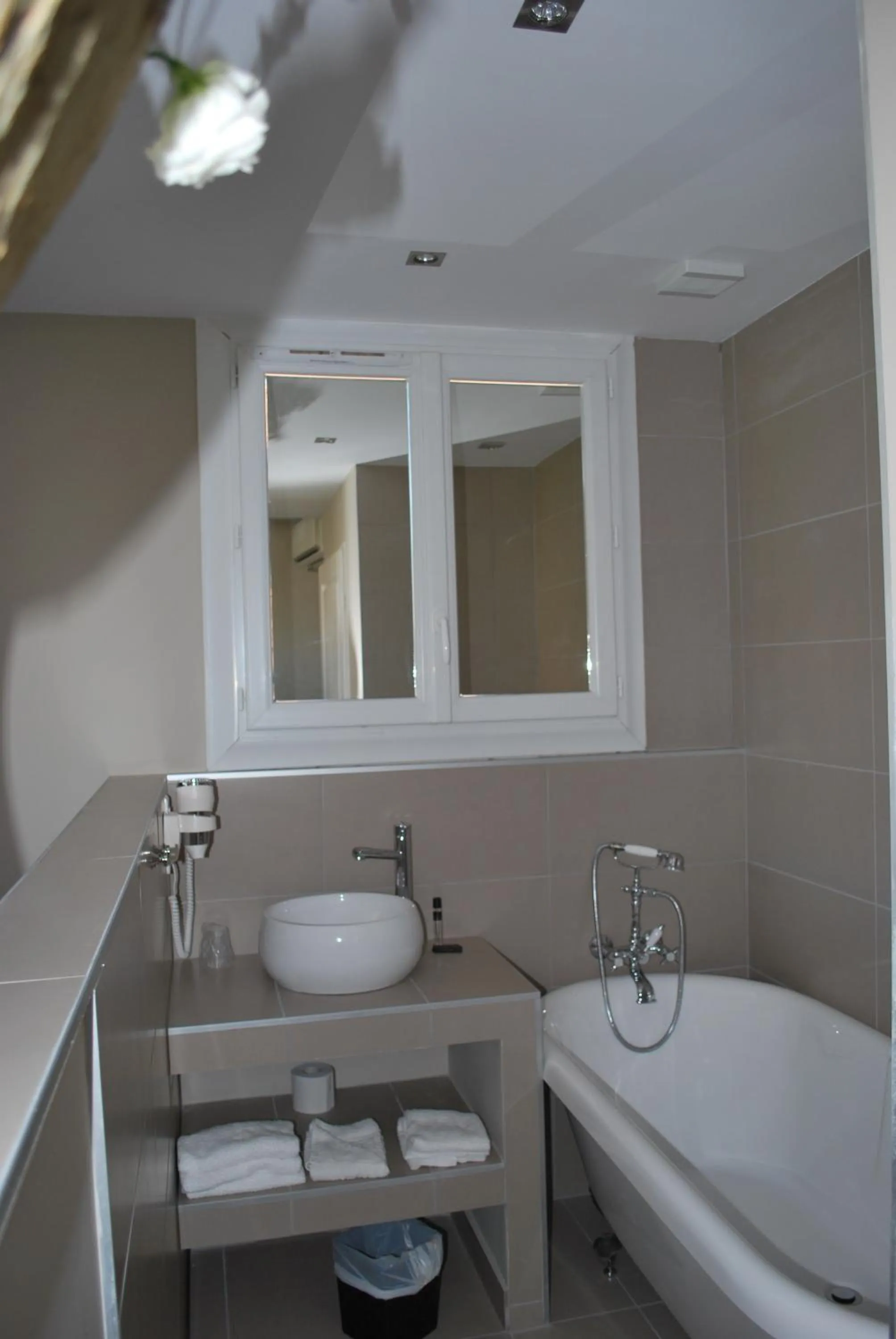 Bathroom in Hôtel St Sernin