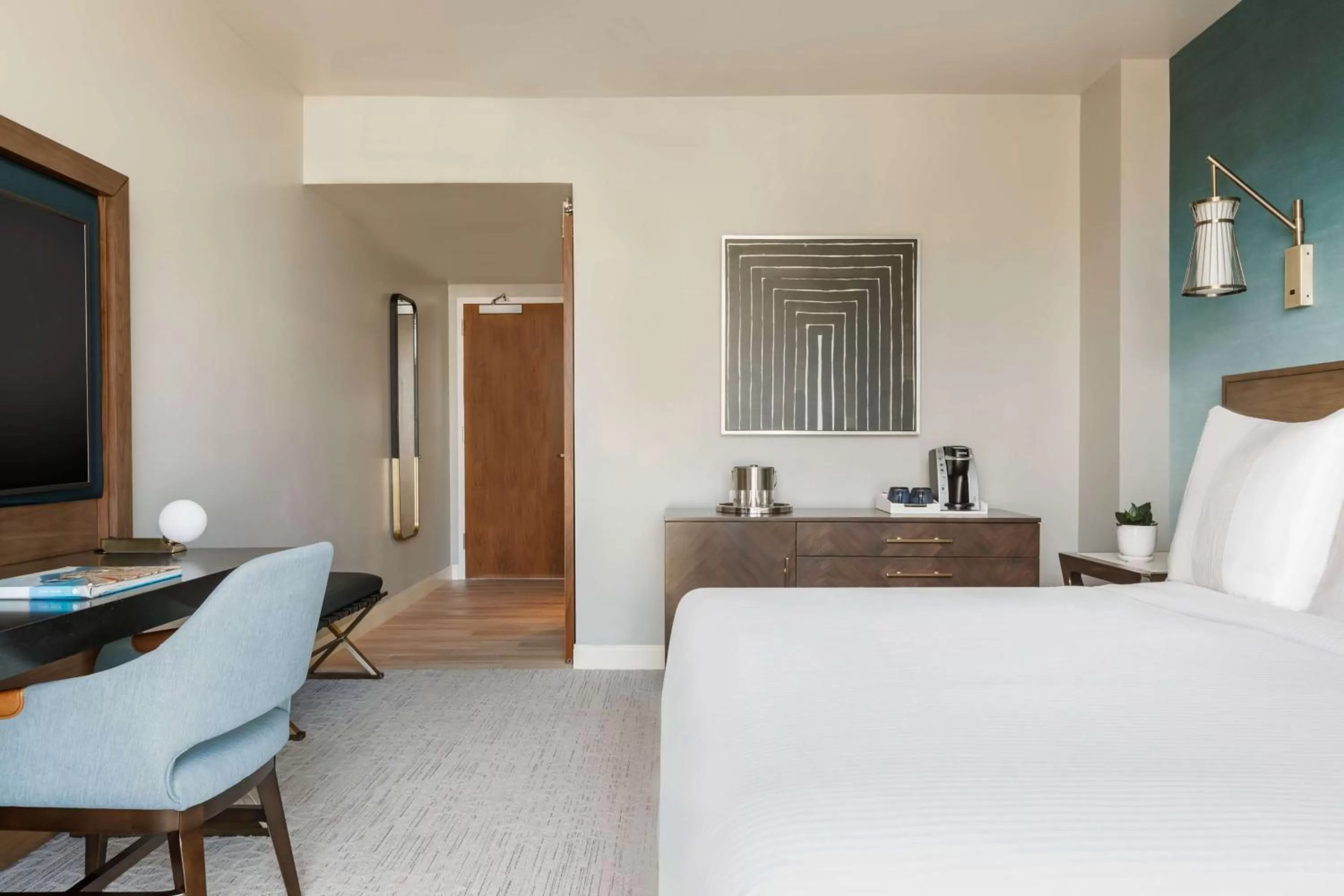 Bedroom, Bed in Carte Hotel San Diego Downtown, Curio Collection By Hilton