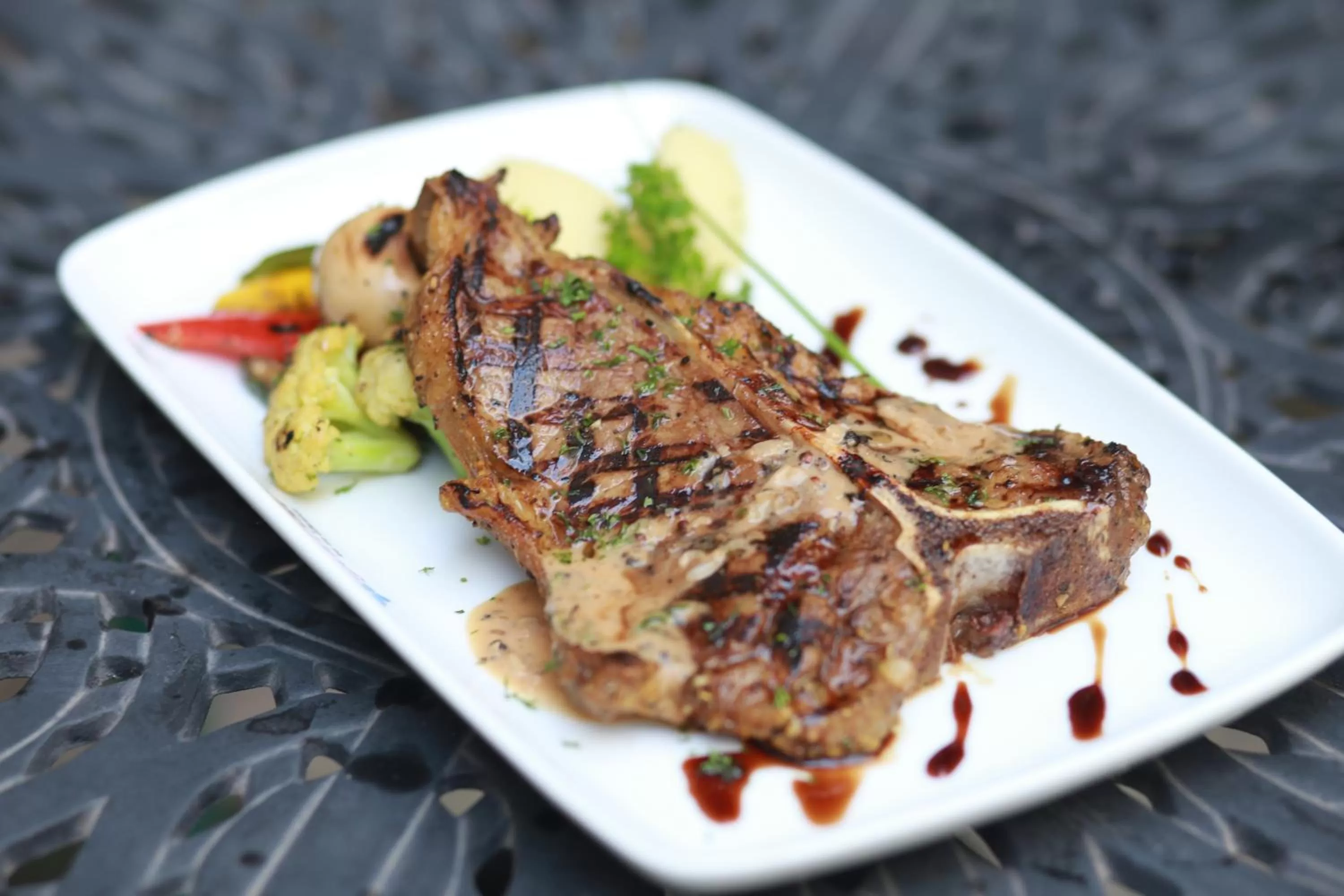 Food and drinks in D'more Dhaka Hotel & Resort