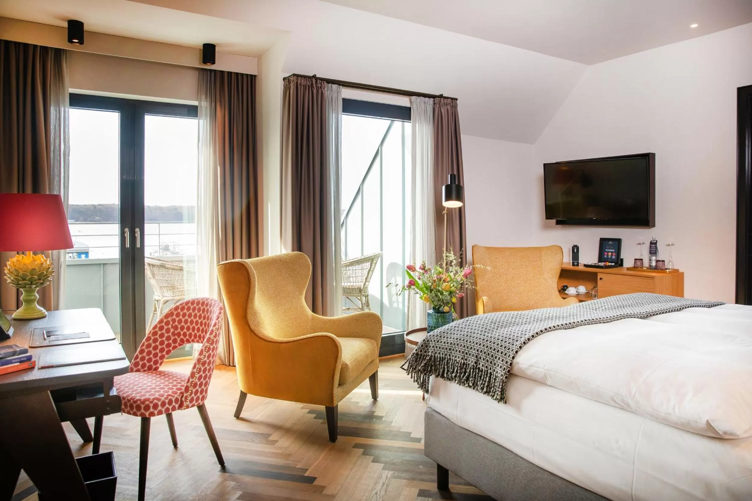 Photo of the whole room, Bed in Das James