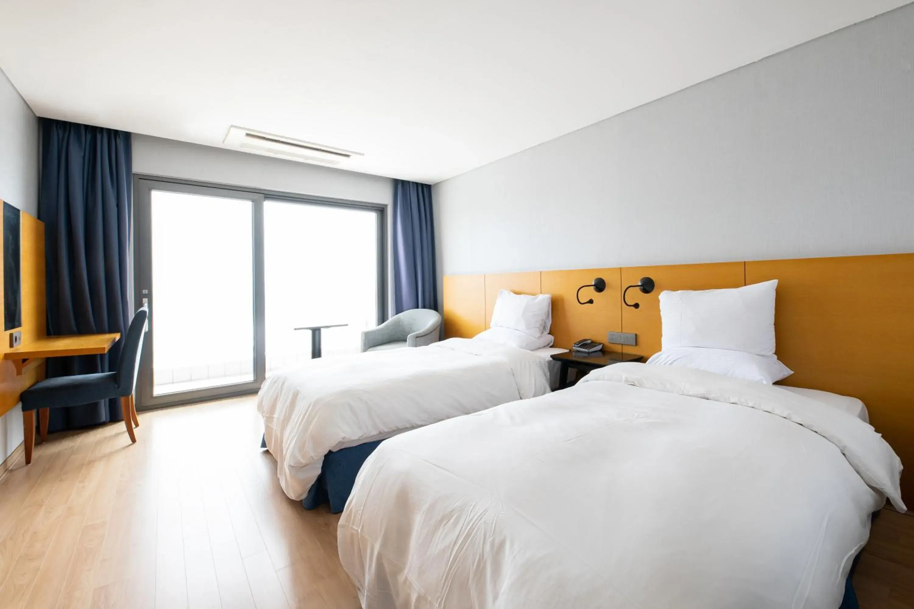 Standard Twin Room with Lake View in Asia Lakeside Hotel Standard Twin Room with Lake View in Asia Lakeside Hotel