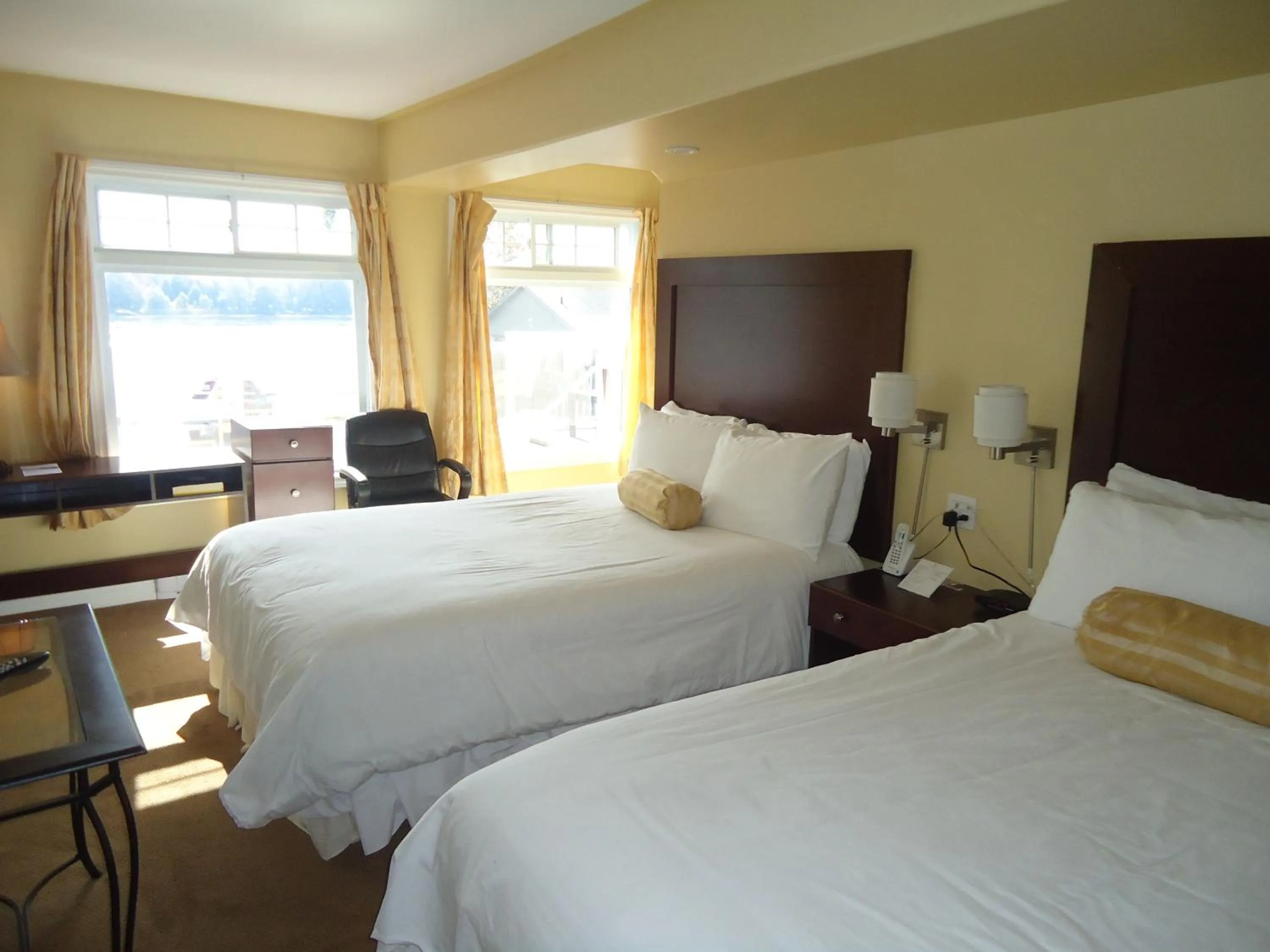View (from property/room), Bed in Bayside Inn & Waterfront Suites