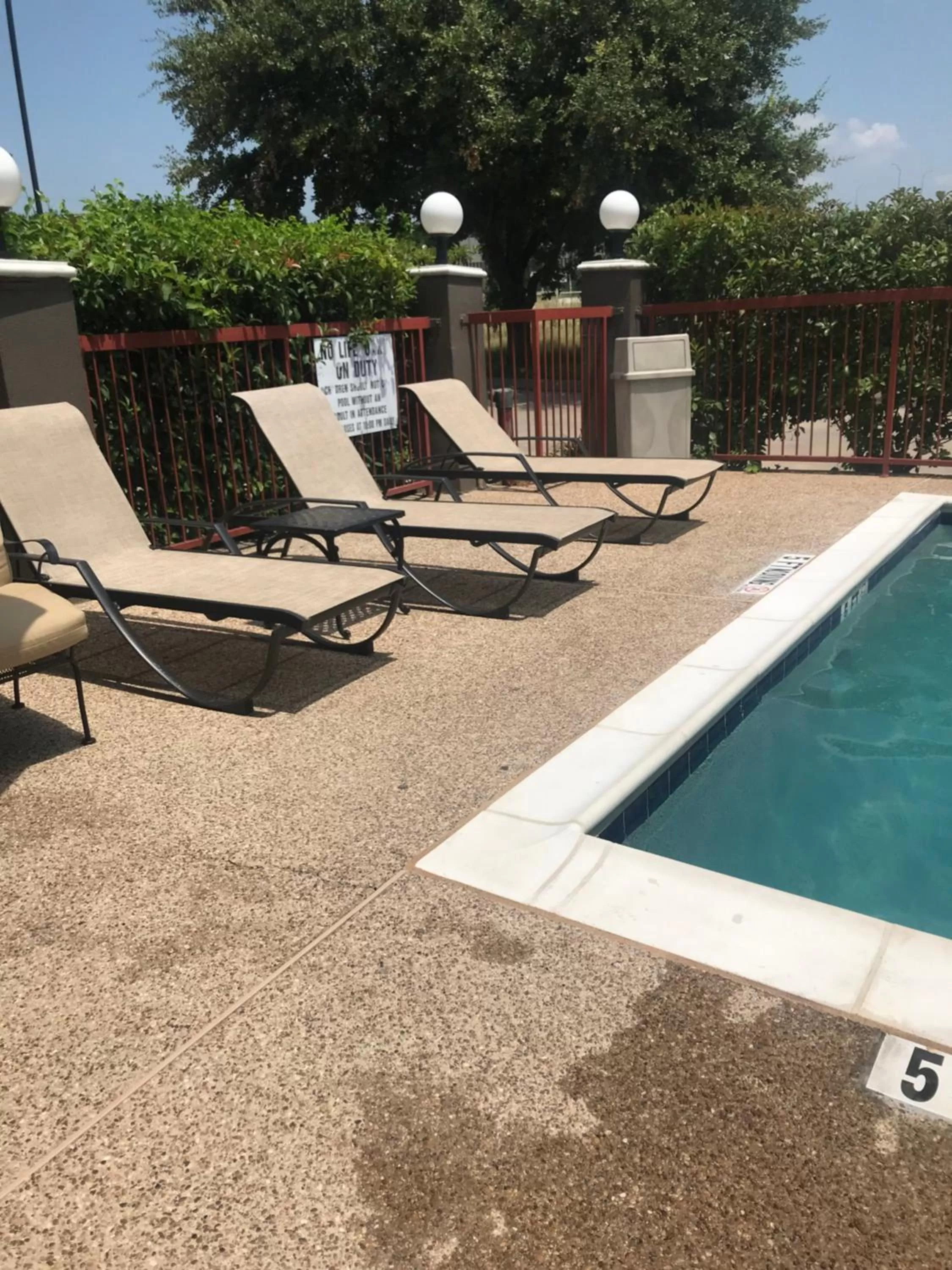 Swimming pool in Country Inn & Suites by Radisson, Fort Worth, TX