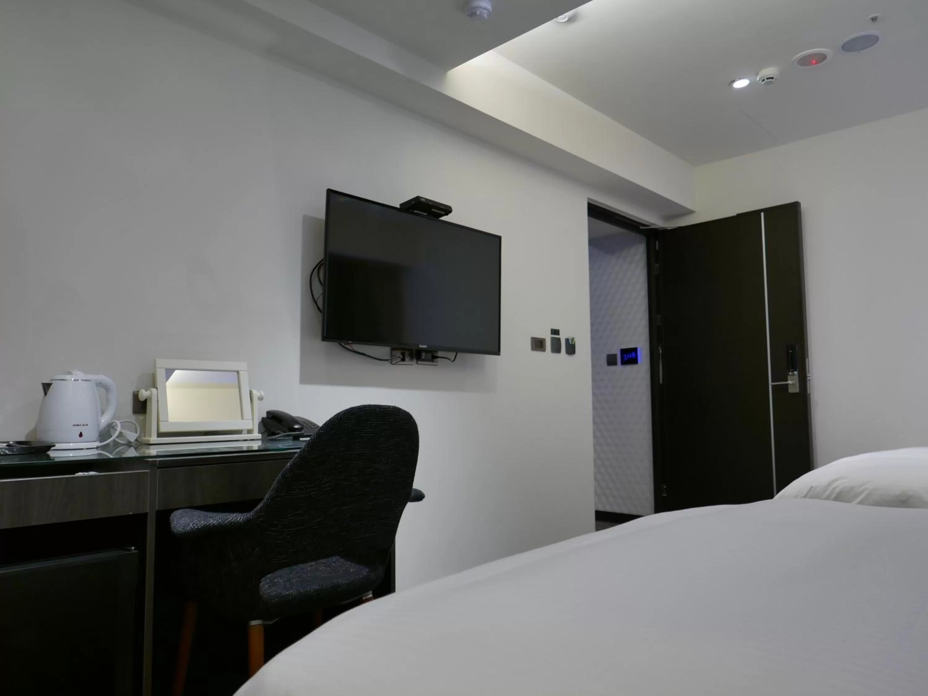 Photo of the whole room, Bed in 泊居旅店二館 Oursinn Hotel 2