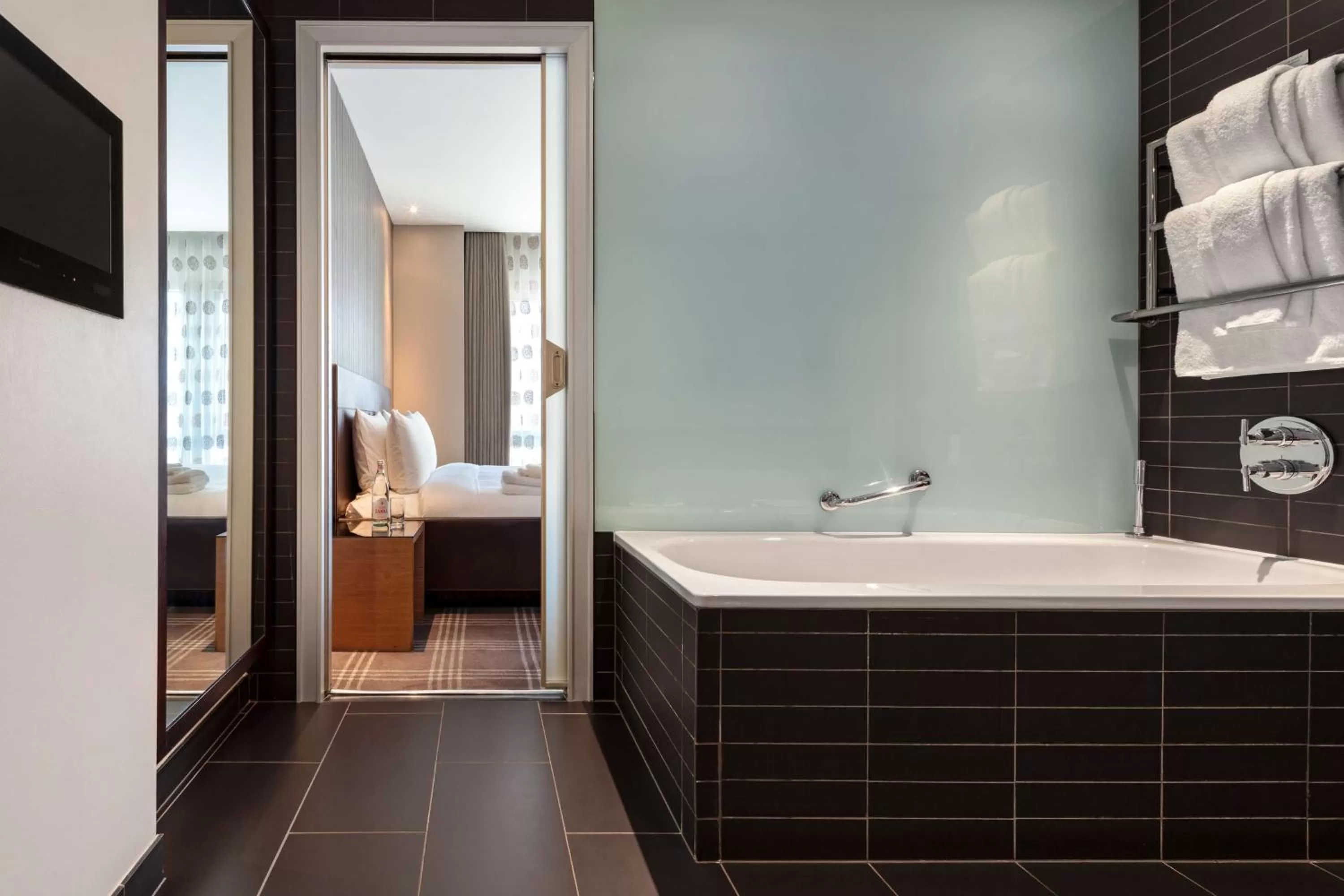 Bathroom, Bed in Radisson Blu Hotel, London Canary Wharf East