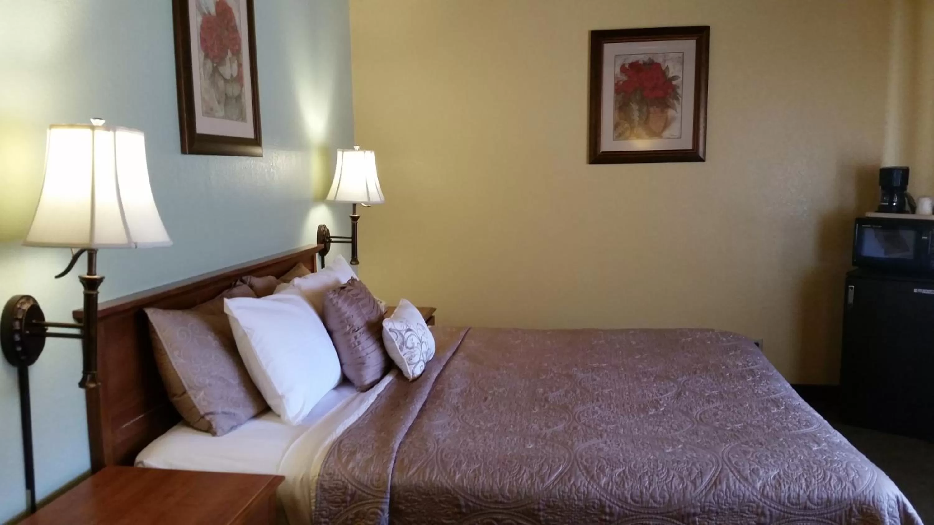 Coffee/tea facilities, Bed in Western Holiday Lodge