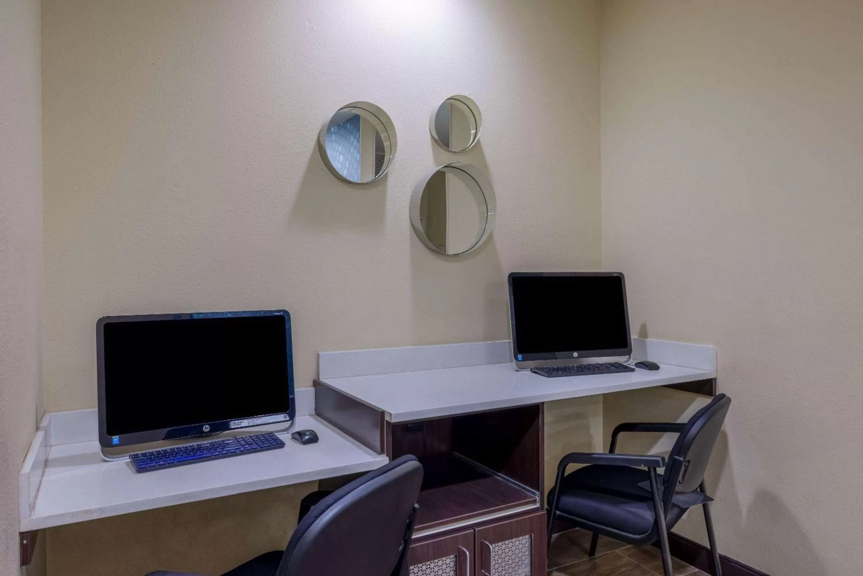 Business facilities in La Quinta by Wyndham Artesia