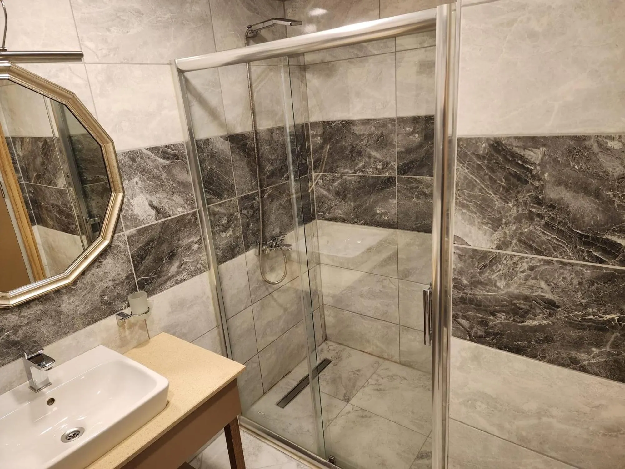 Shower in Nanda Hotel