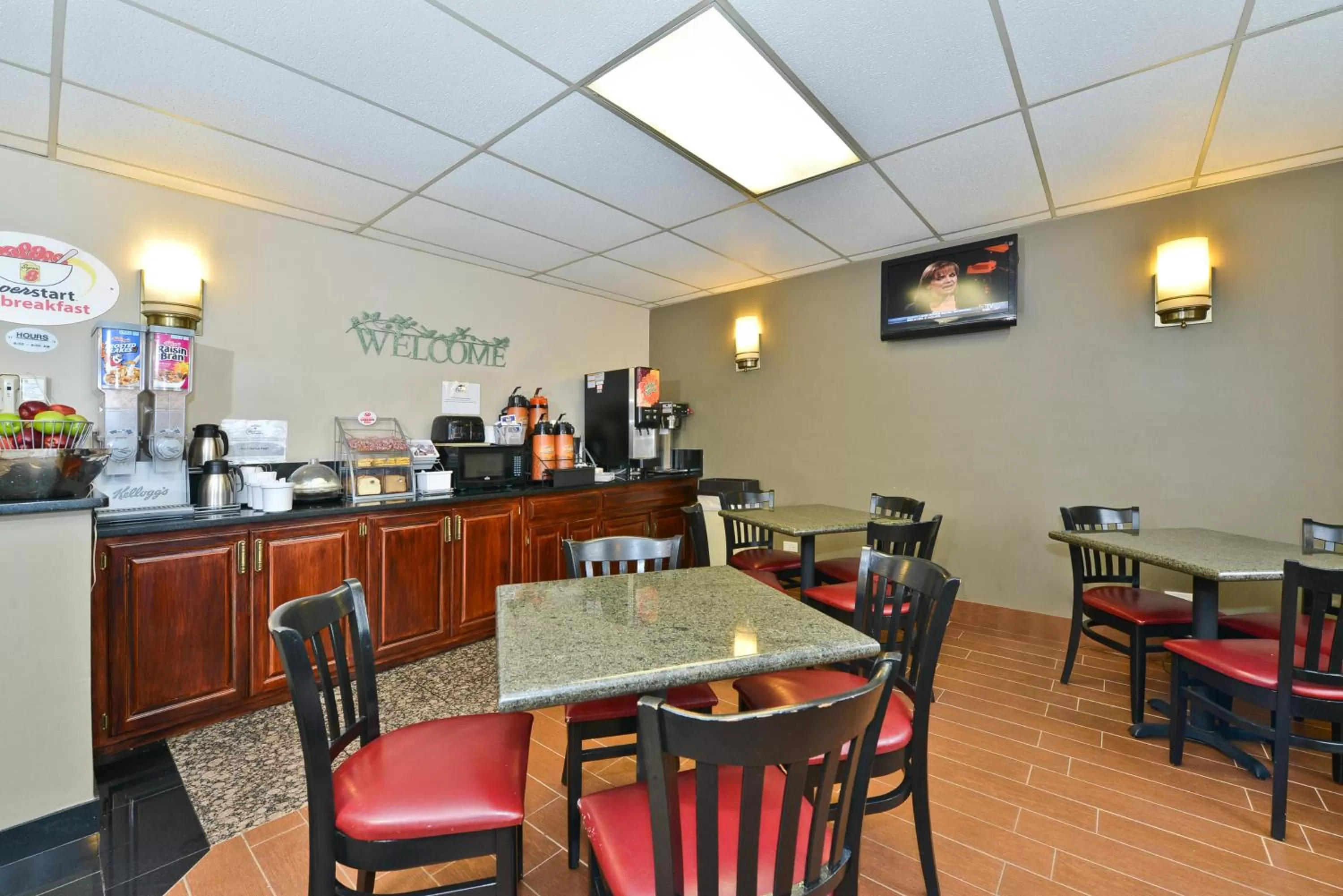 Dining area in Super 8 by Wyndham Bridgeview/Chicago Area