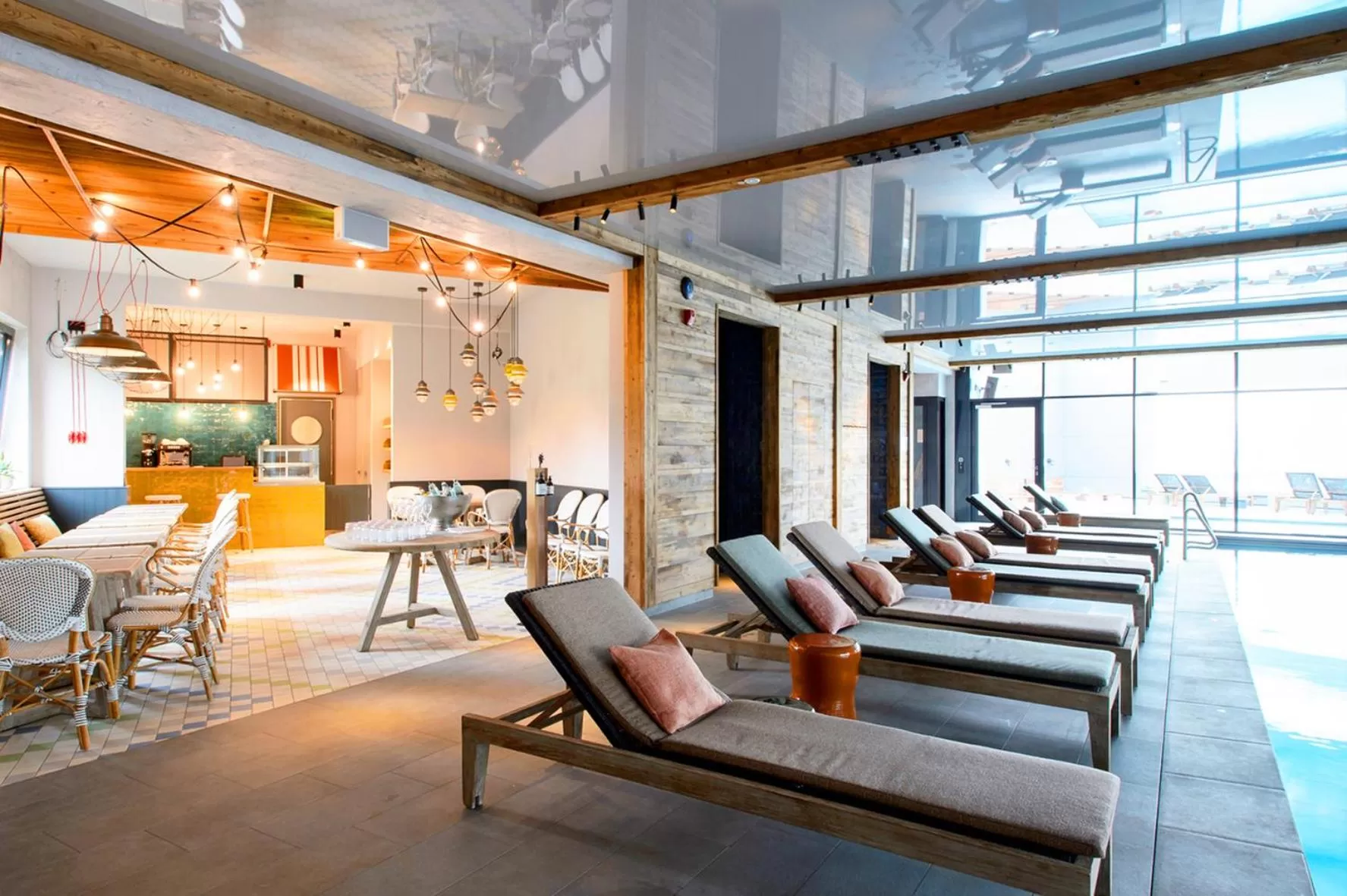 Swimming pool in Das James