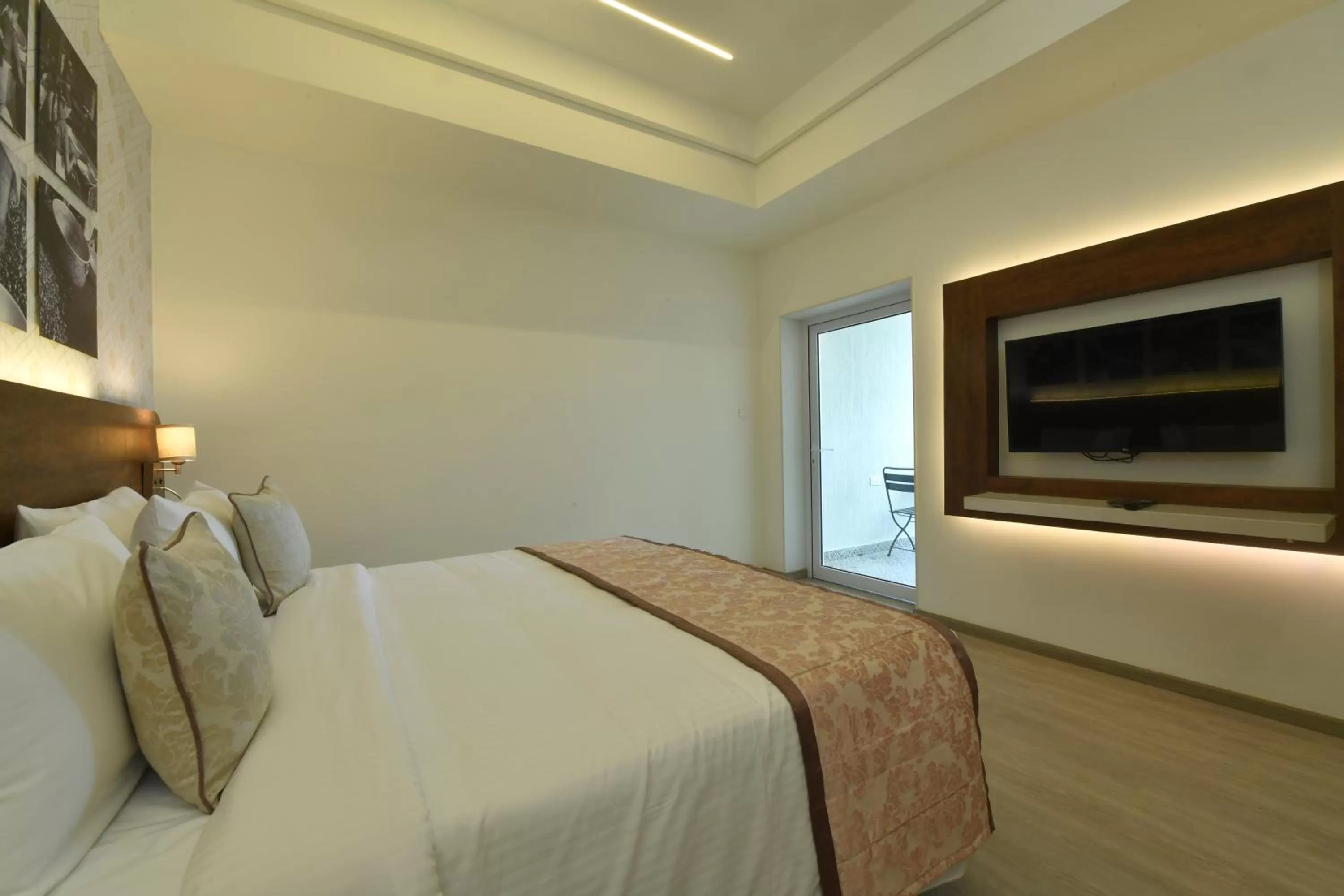 View (from property/room), Bed in The Avatar Hotel & Convention