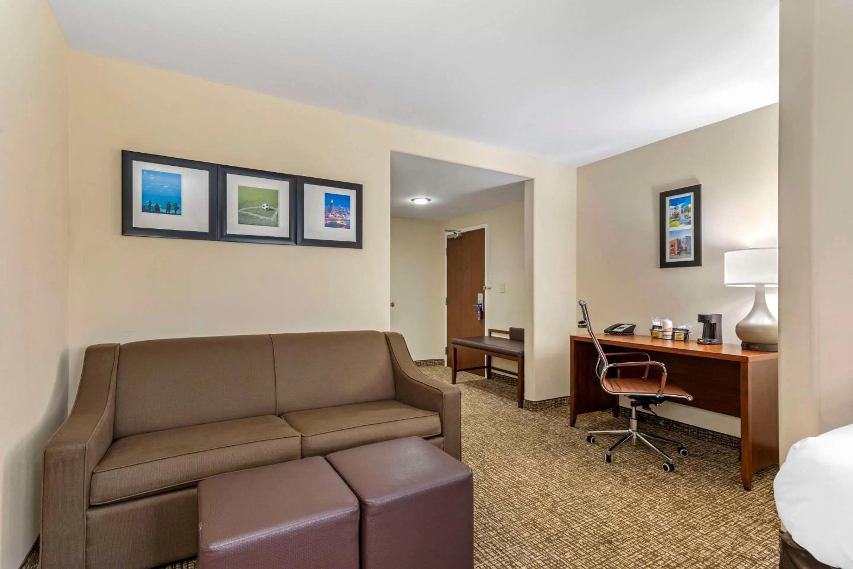 Seating area in Comfort Suites At Kennesaw State University