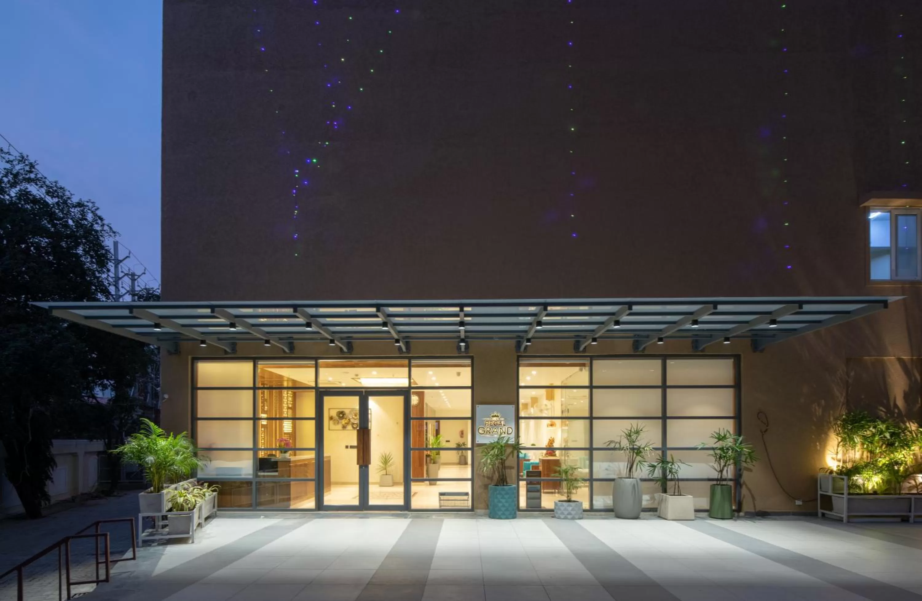 Restaurant/places to eat in Hotel Regal Grand