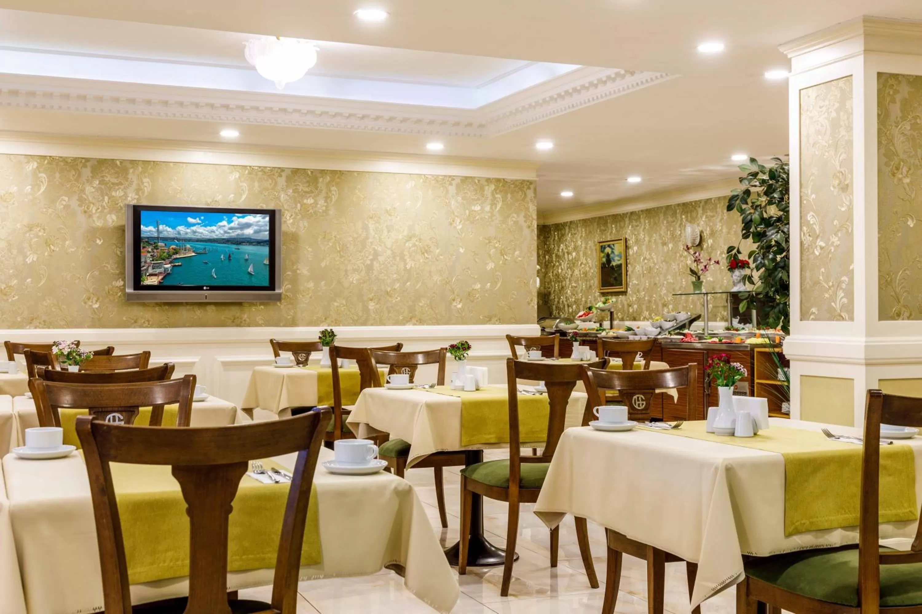 Restaurant/places to eat in Golden Crown Hotel